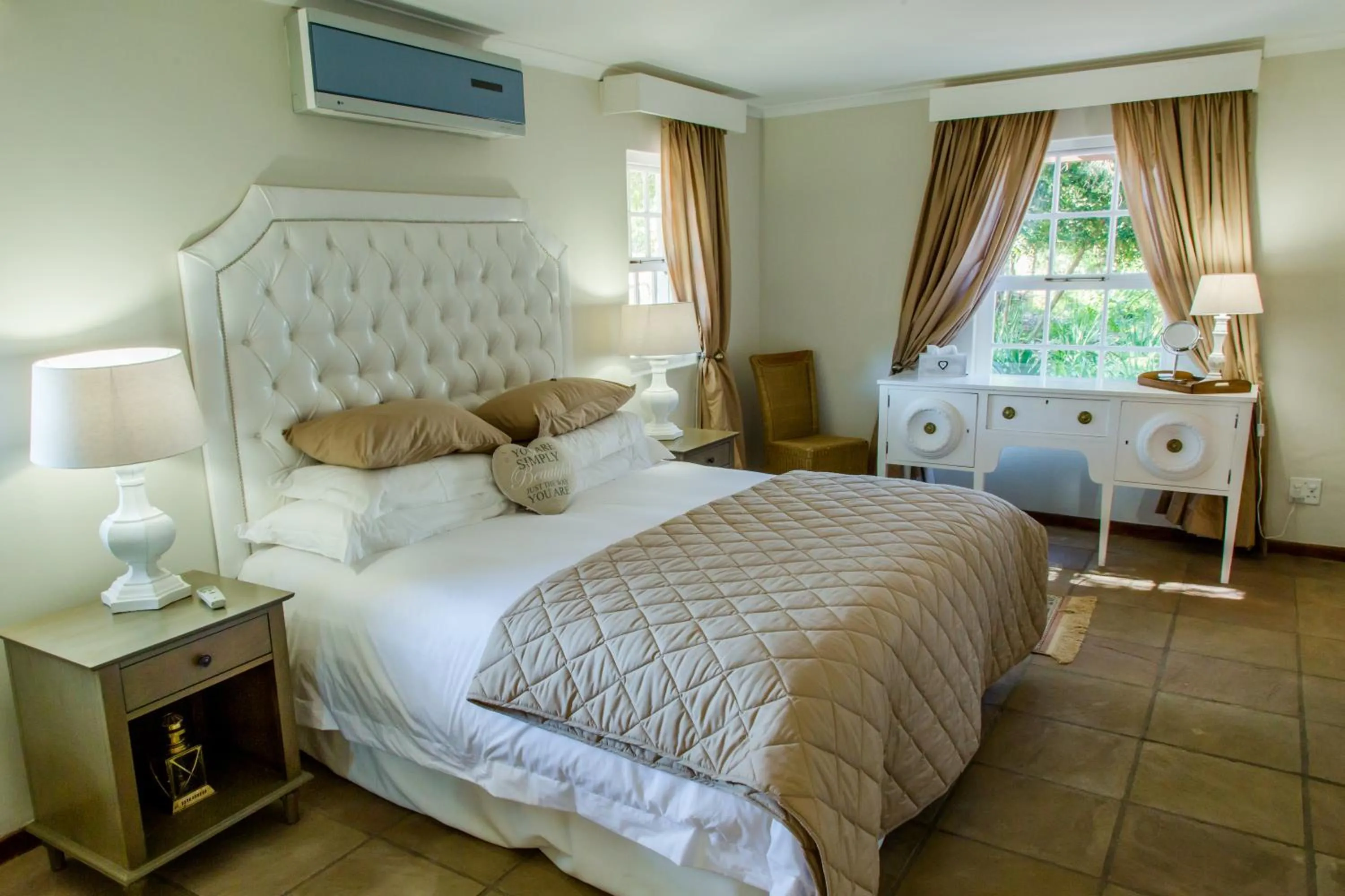 Day, Bed in Le Manoir de Brendel