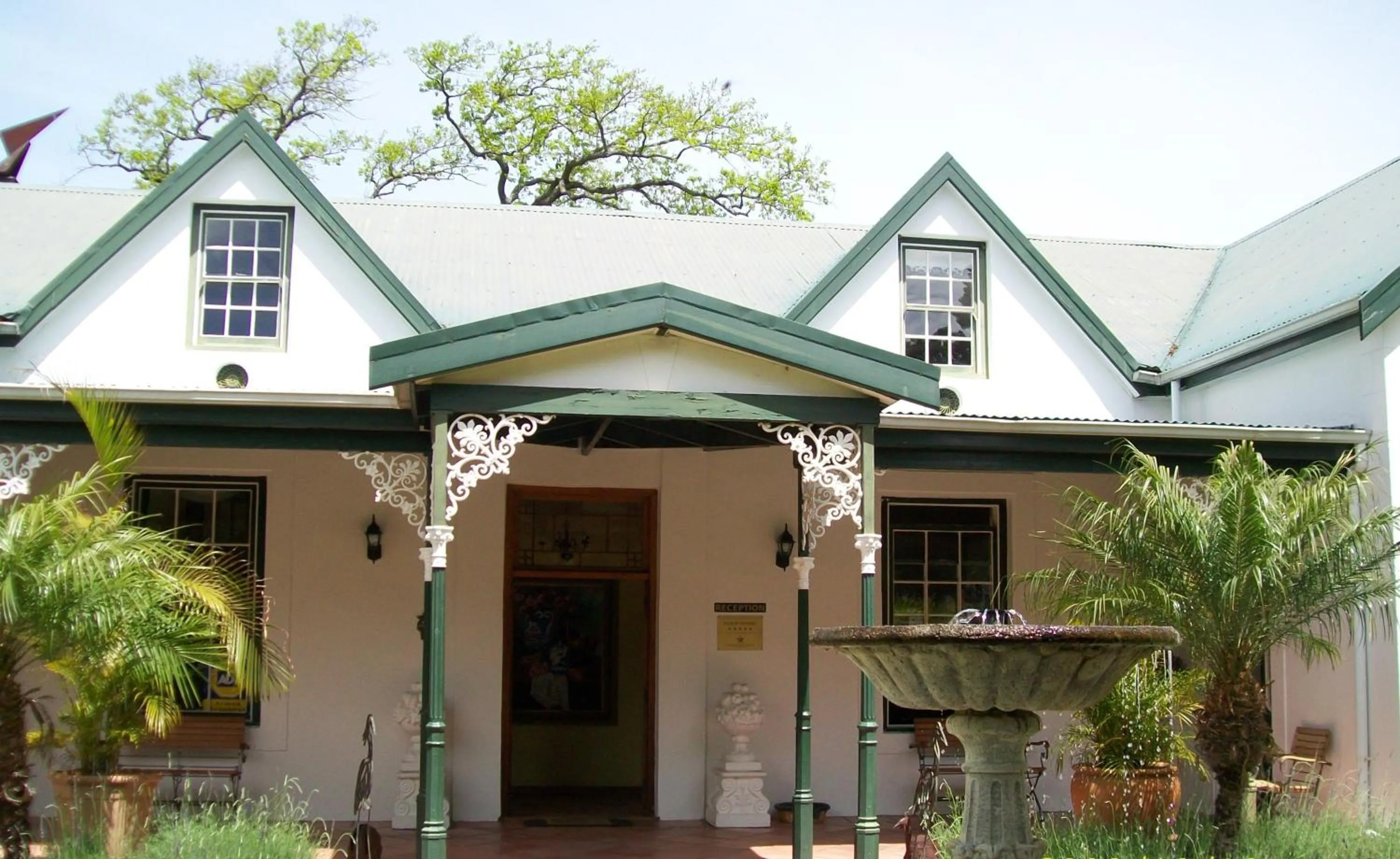 Facade/entrance in Le Manoir de Brendel