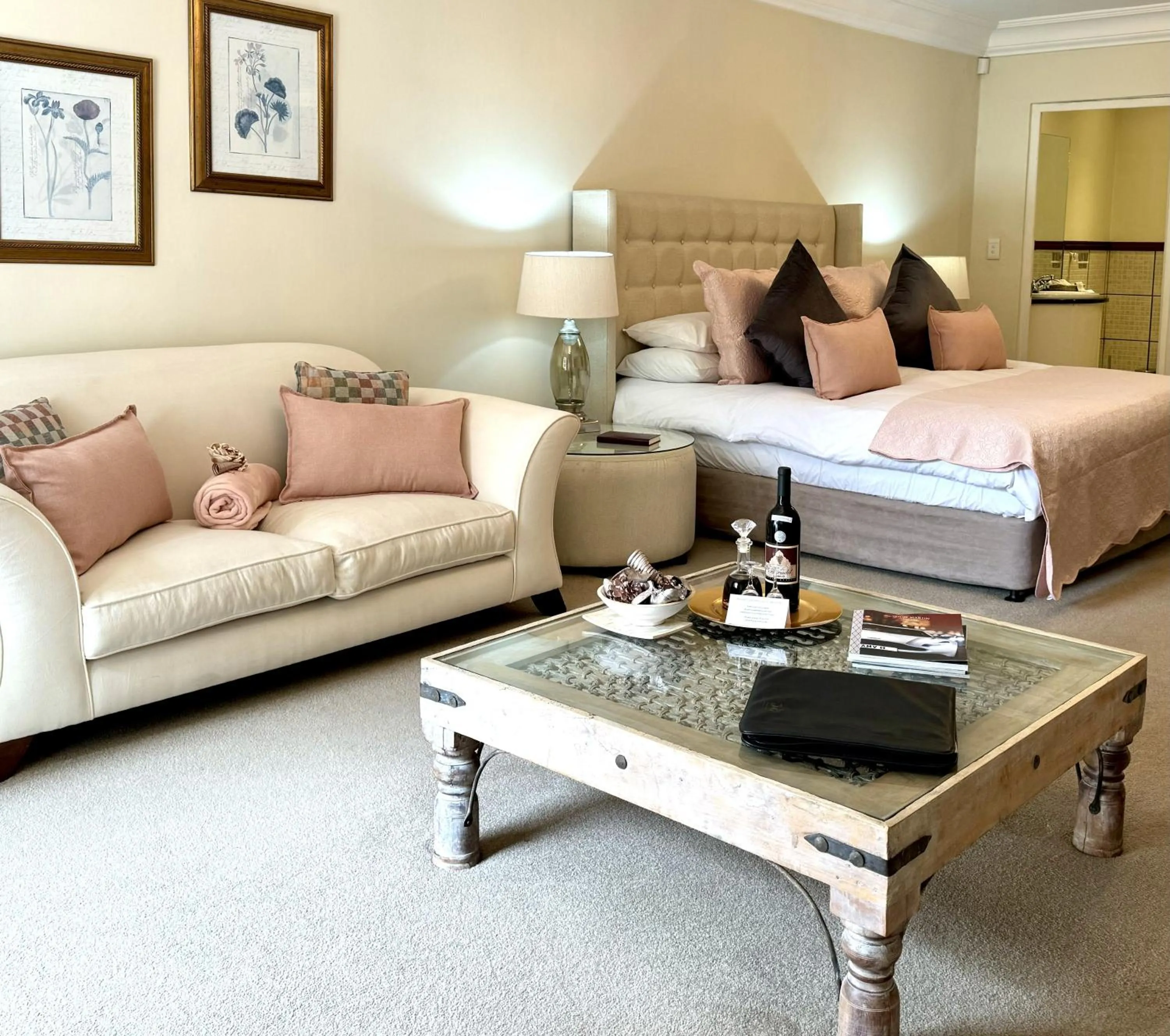 Seating area, Bed in Le Manoir de Brendel