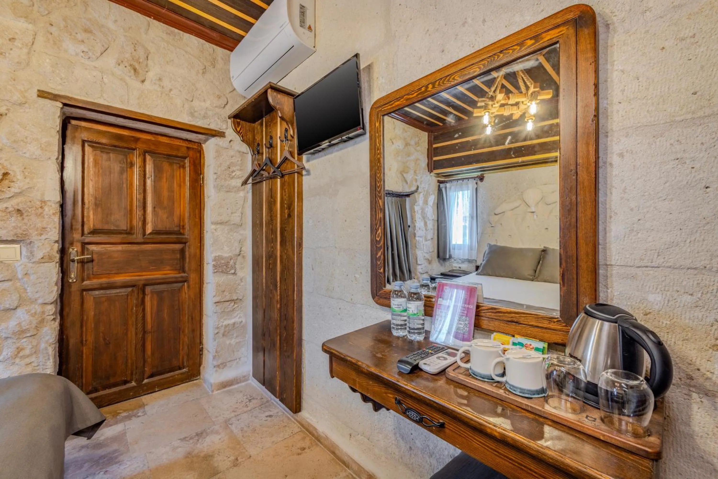 Coffee/tea facilities in Castle Cave Hotel