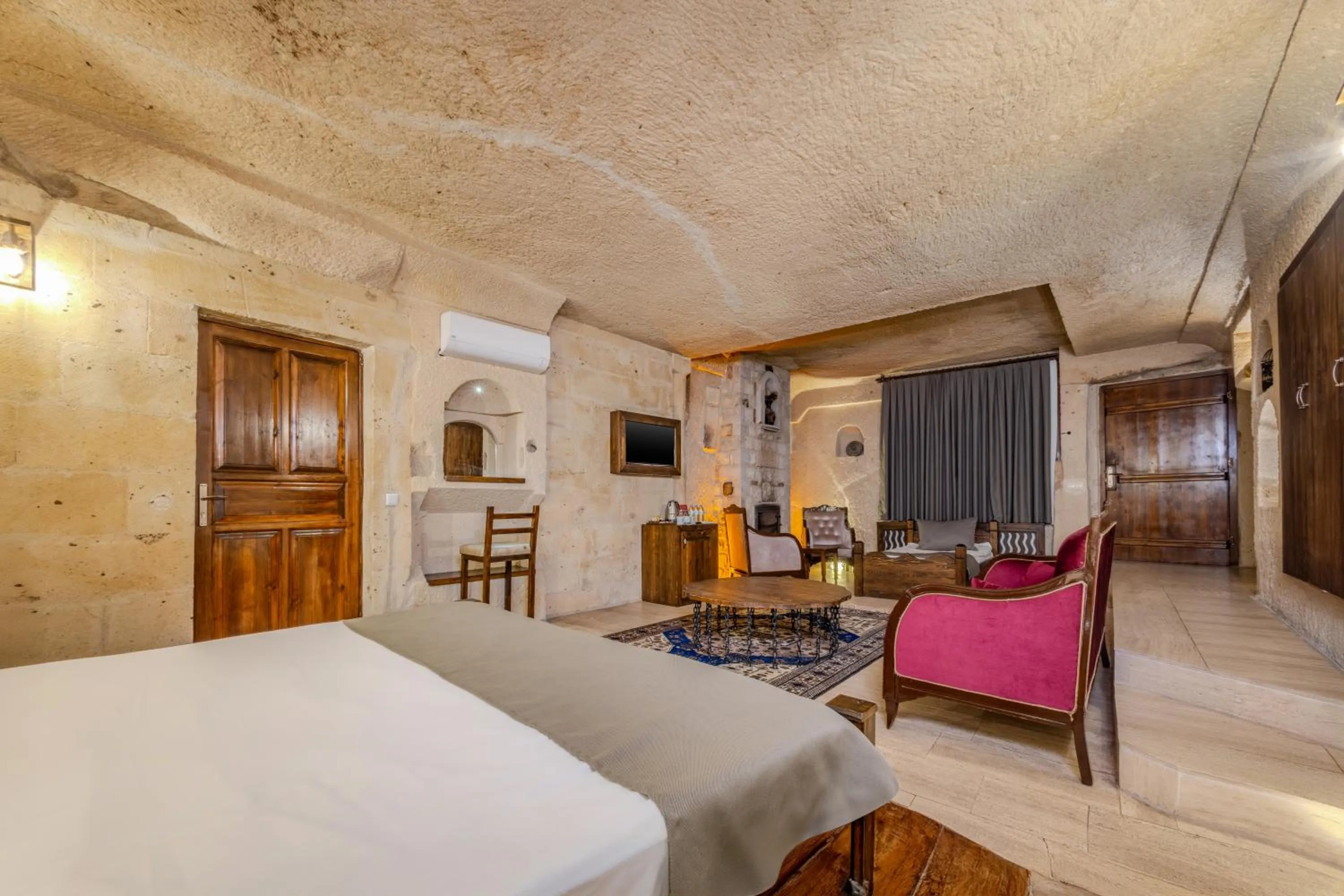 TV and multimedia, Bed in Castle Cave Hotel