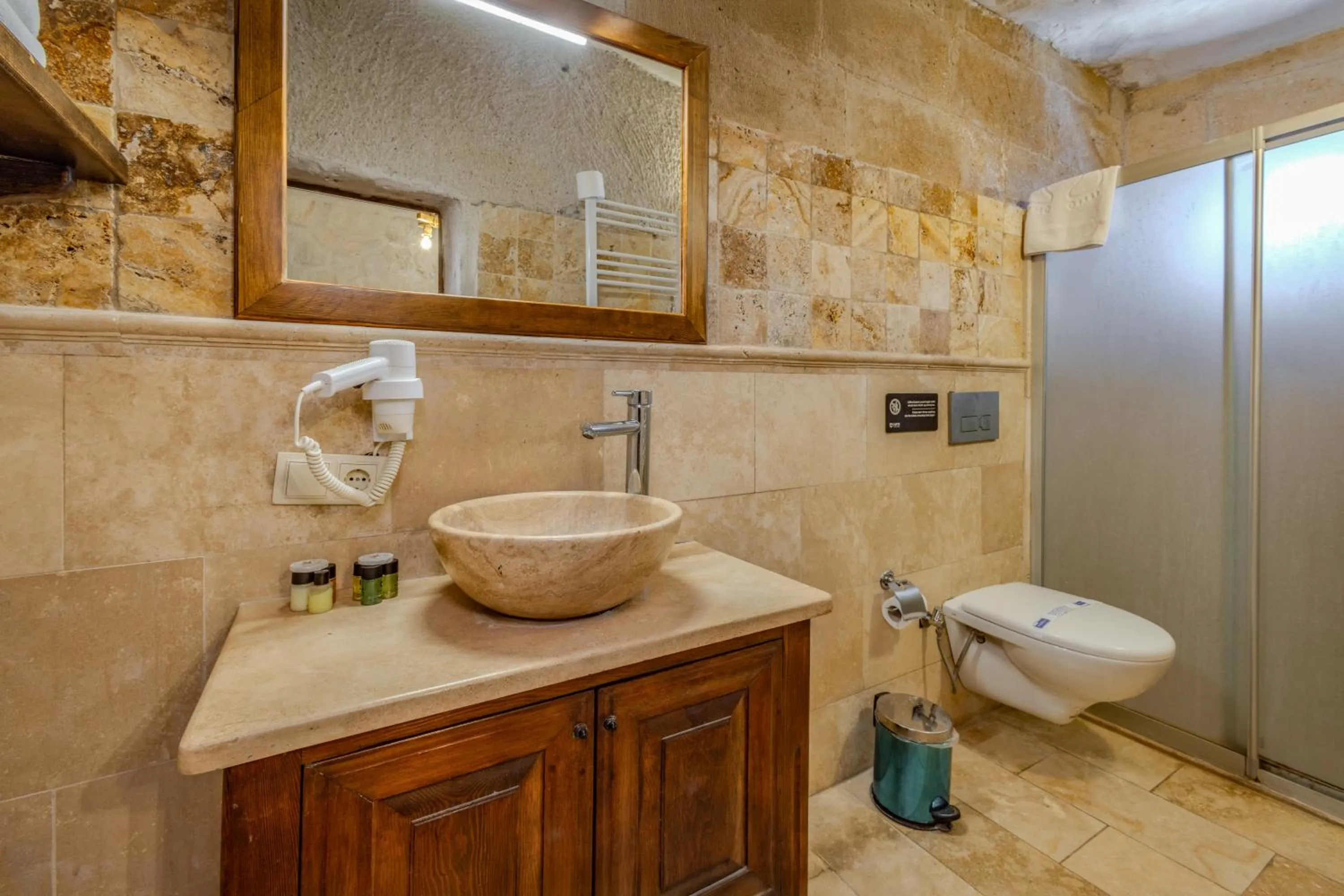 Toilet in Castle Cave Hotel