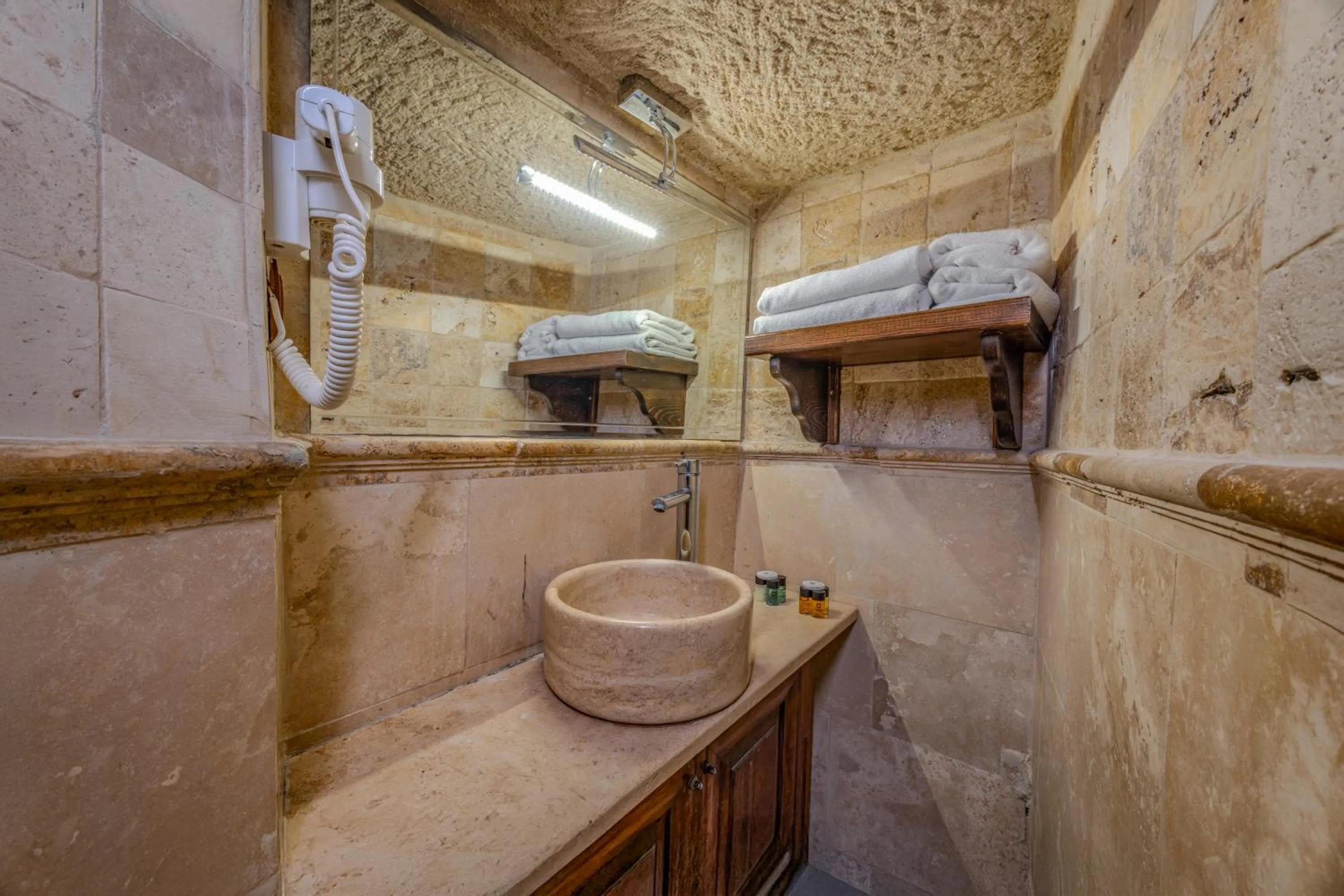 Toilet in Castle Cave Hotel