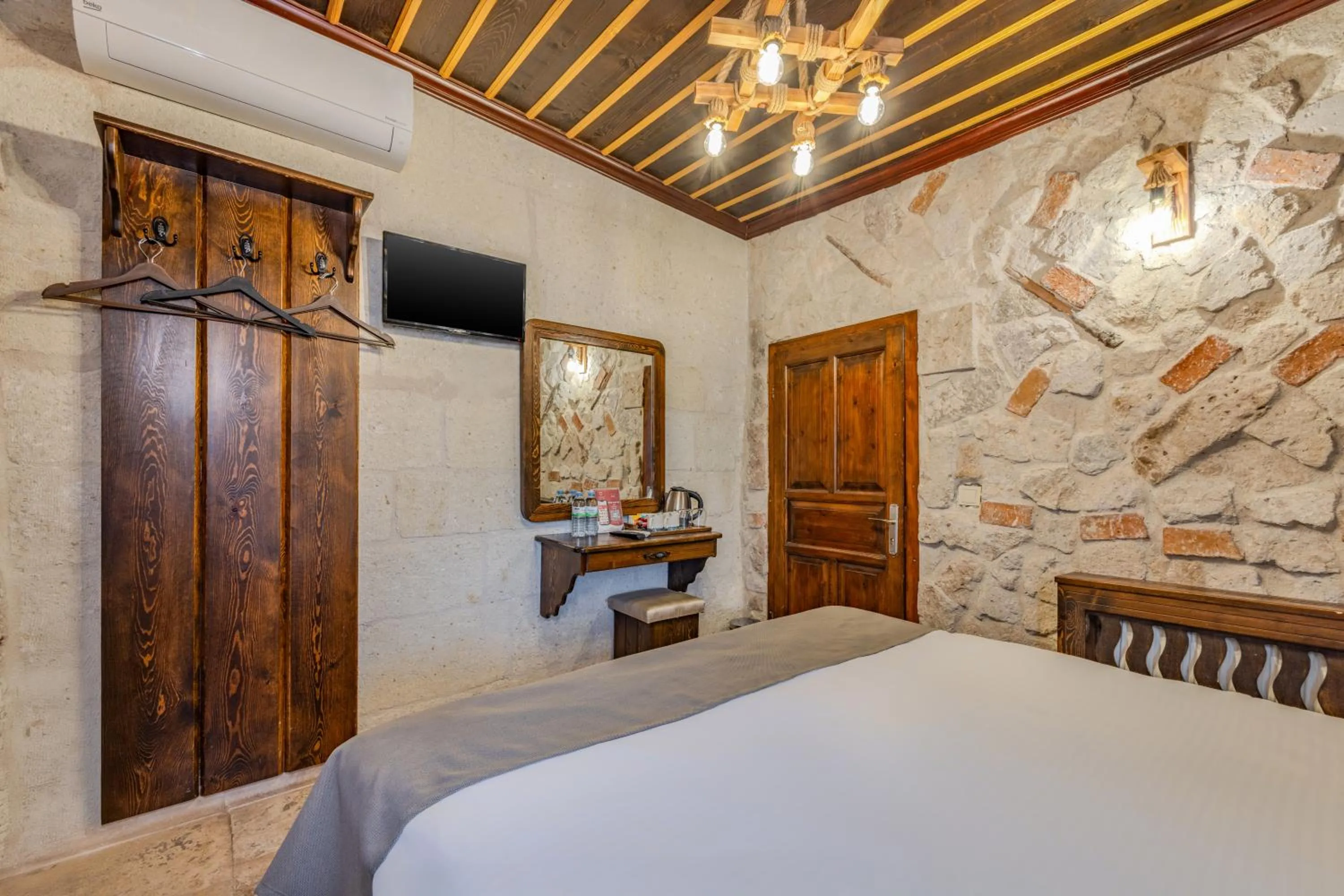 wardrobe, Bed in Castle Cave Hotel