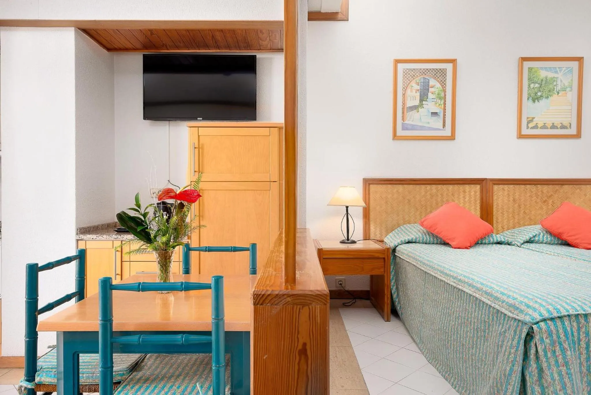 TV and multimedia, Bed in Muthu Oura Praia Hotel