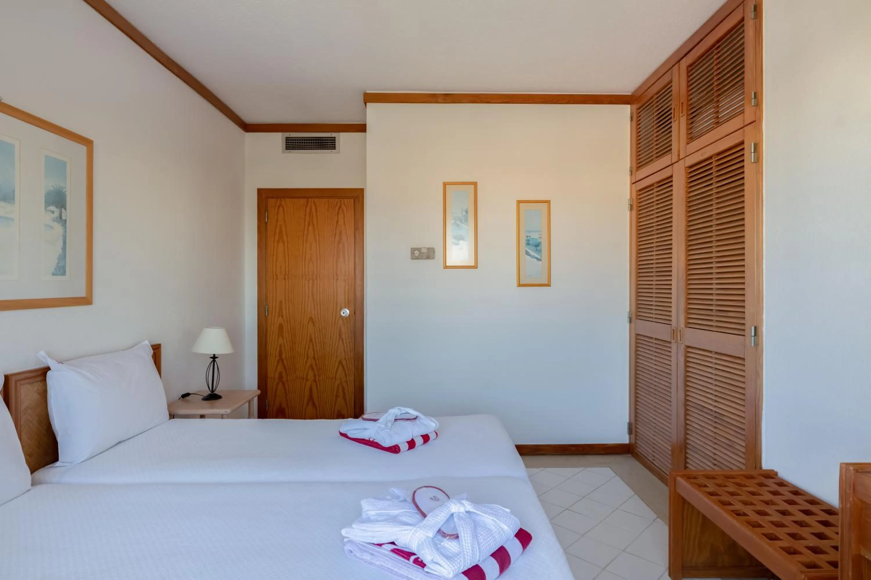 Bed in Muthu Oura Praia Hotel