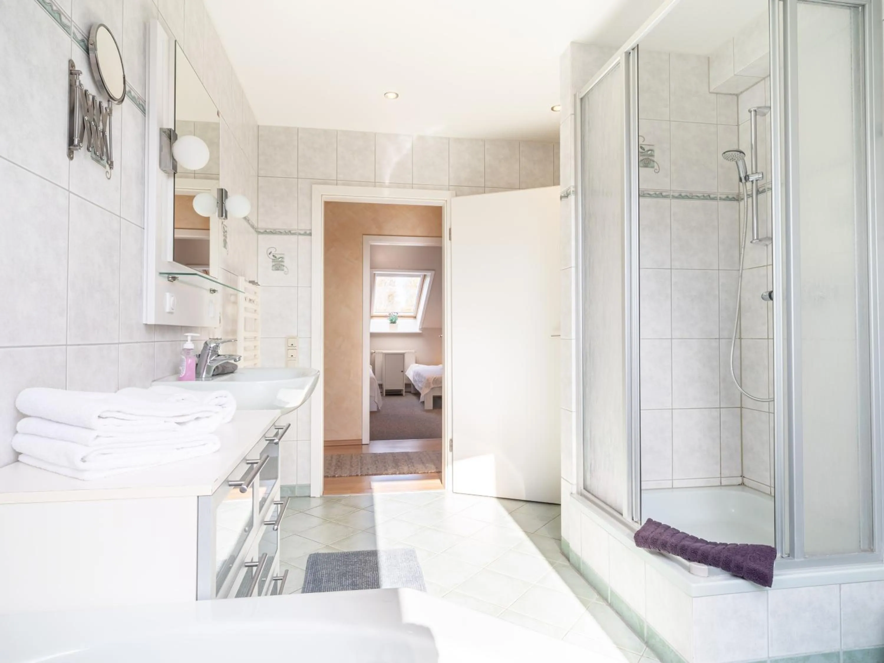 Shower, Bed in Hotel Stone