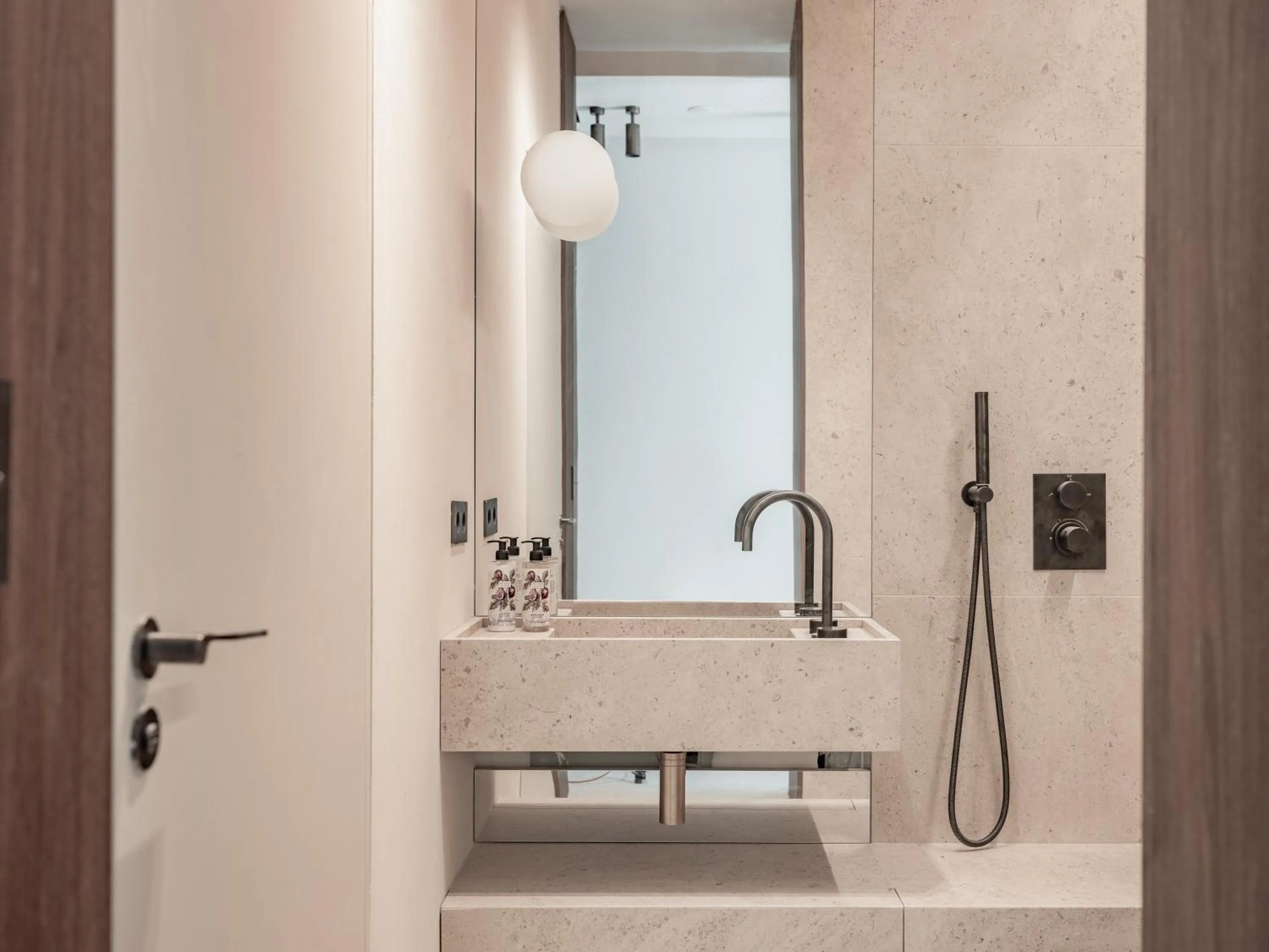 Shower in Hôtel Liautaud Cassis