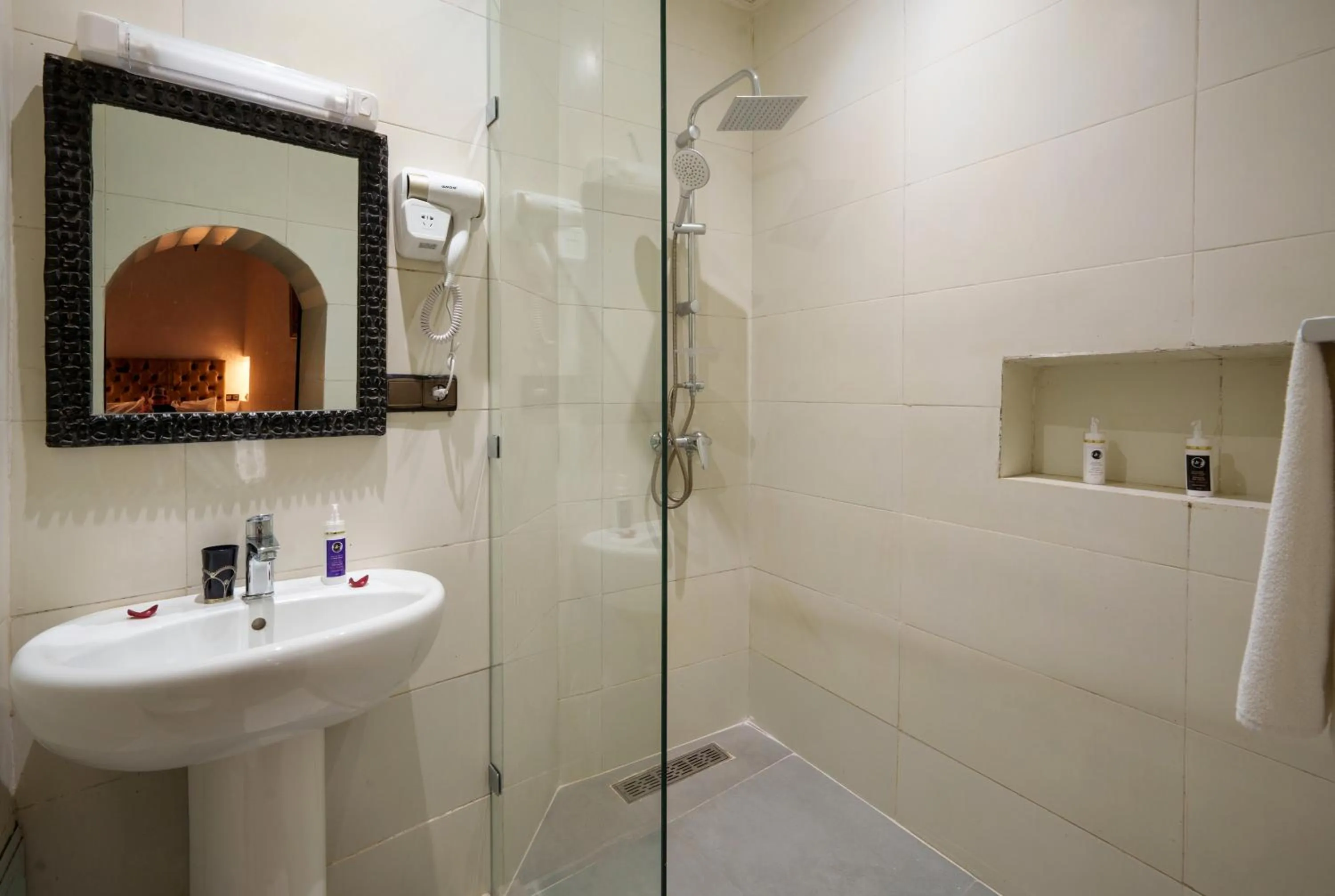 Shower in Riad Azalia