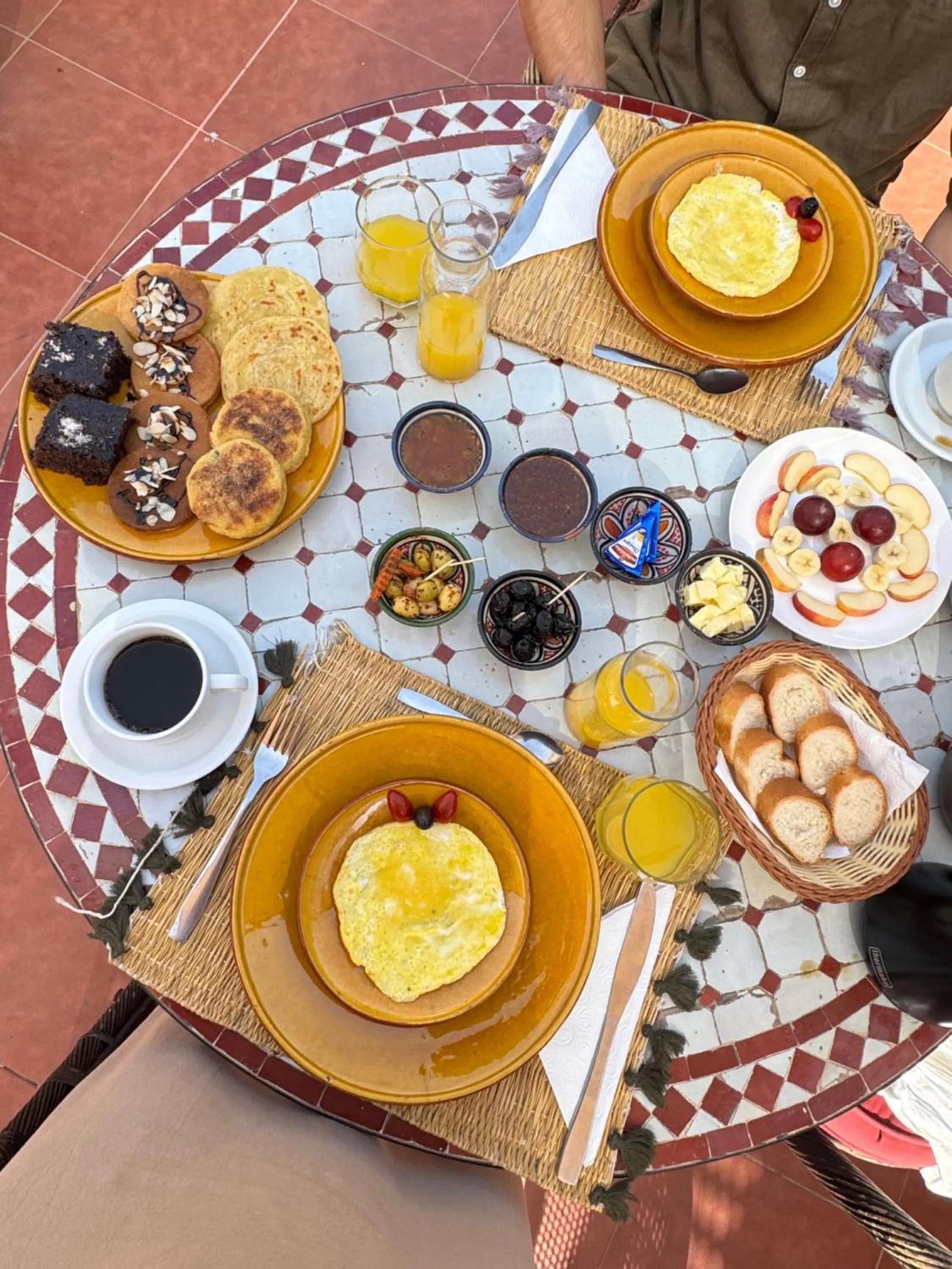 Restaurant/places to eat in Riad Azalia