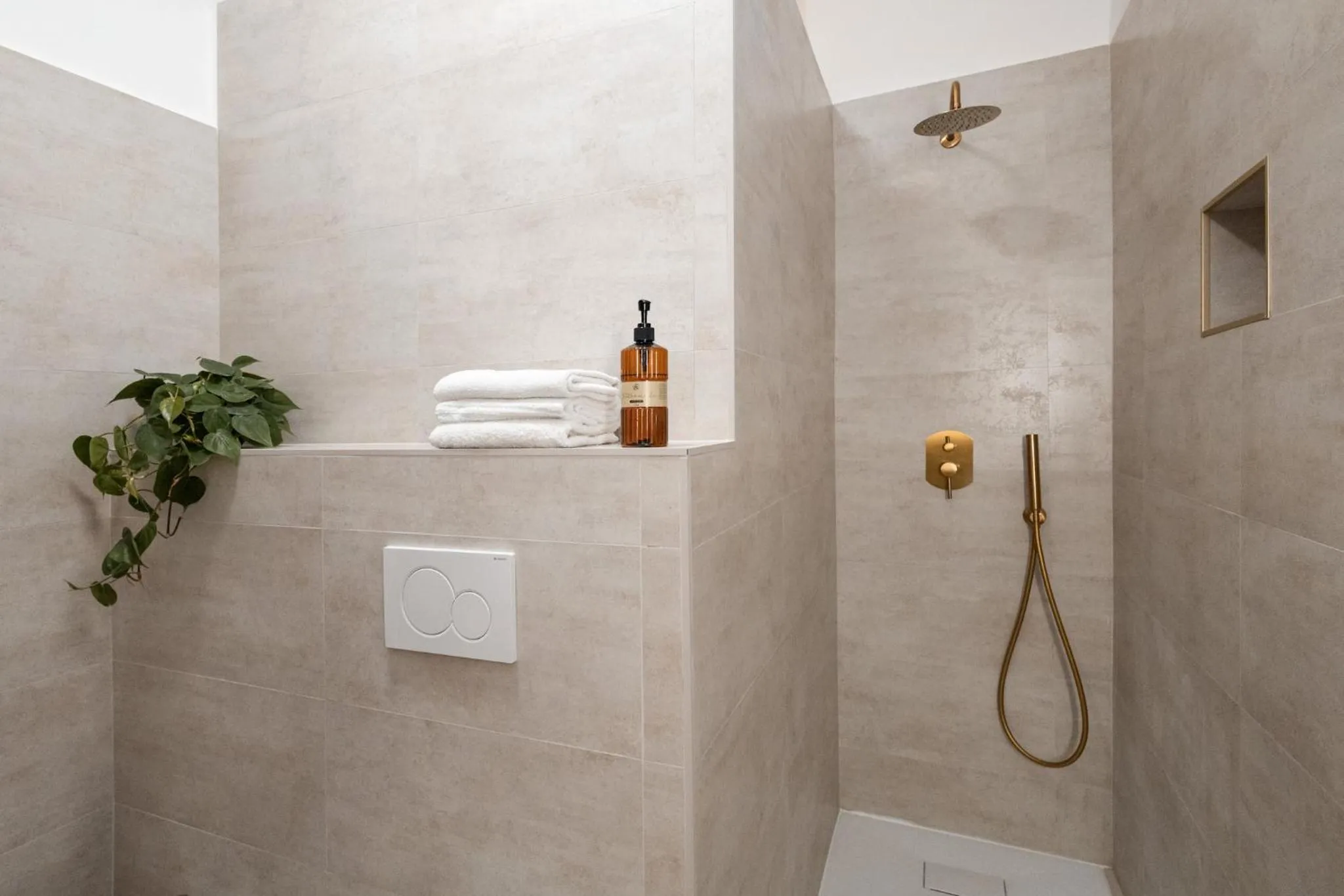 Shower in Sunset B&B