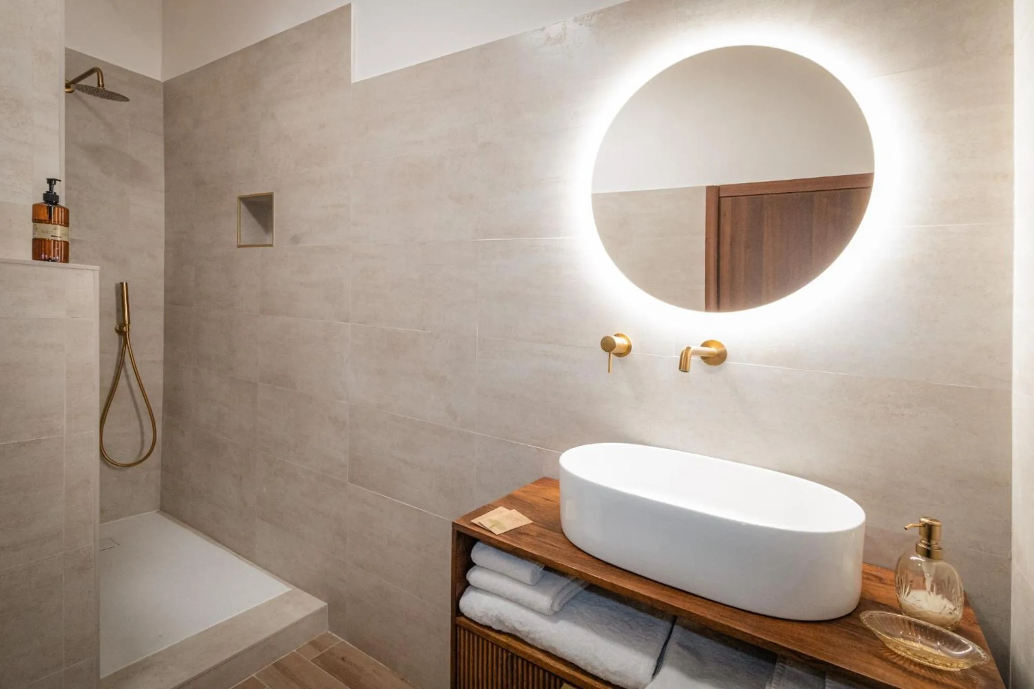 Shower in Sunset B&B