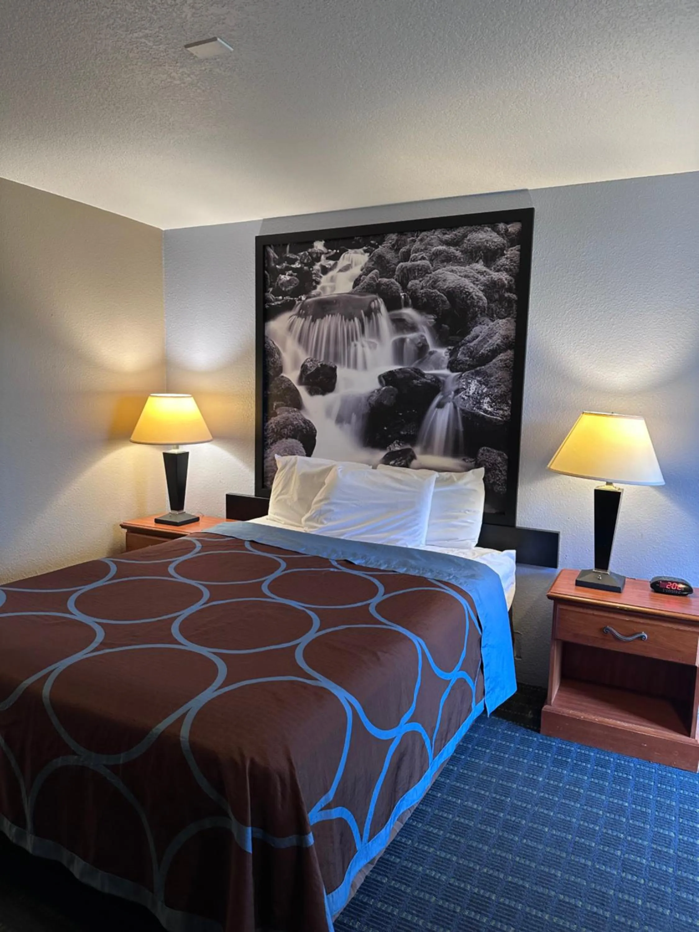Bedroom, Bed in Super 8 by Wyndham Vancouver East