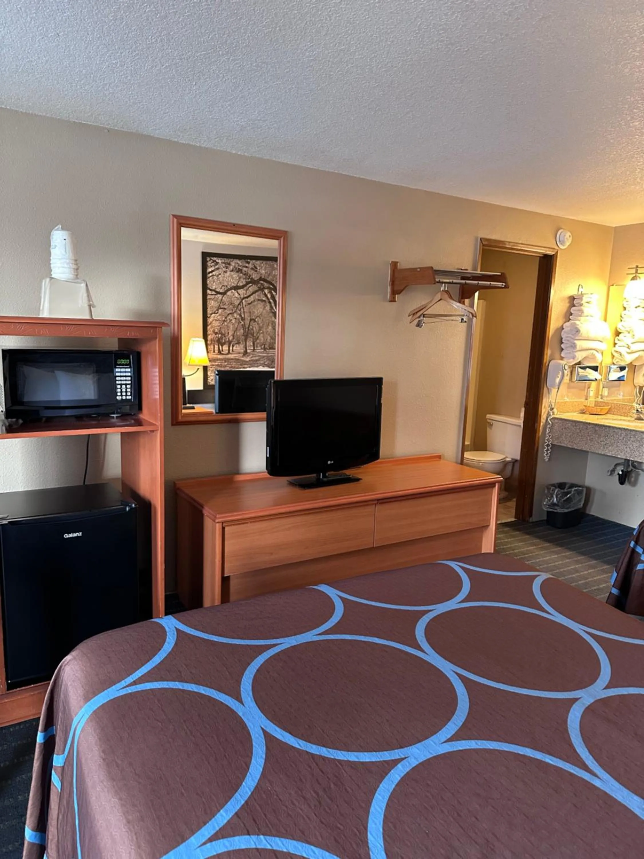 Bedroom, Bed in Super 8 by Wyndham Vancouver East