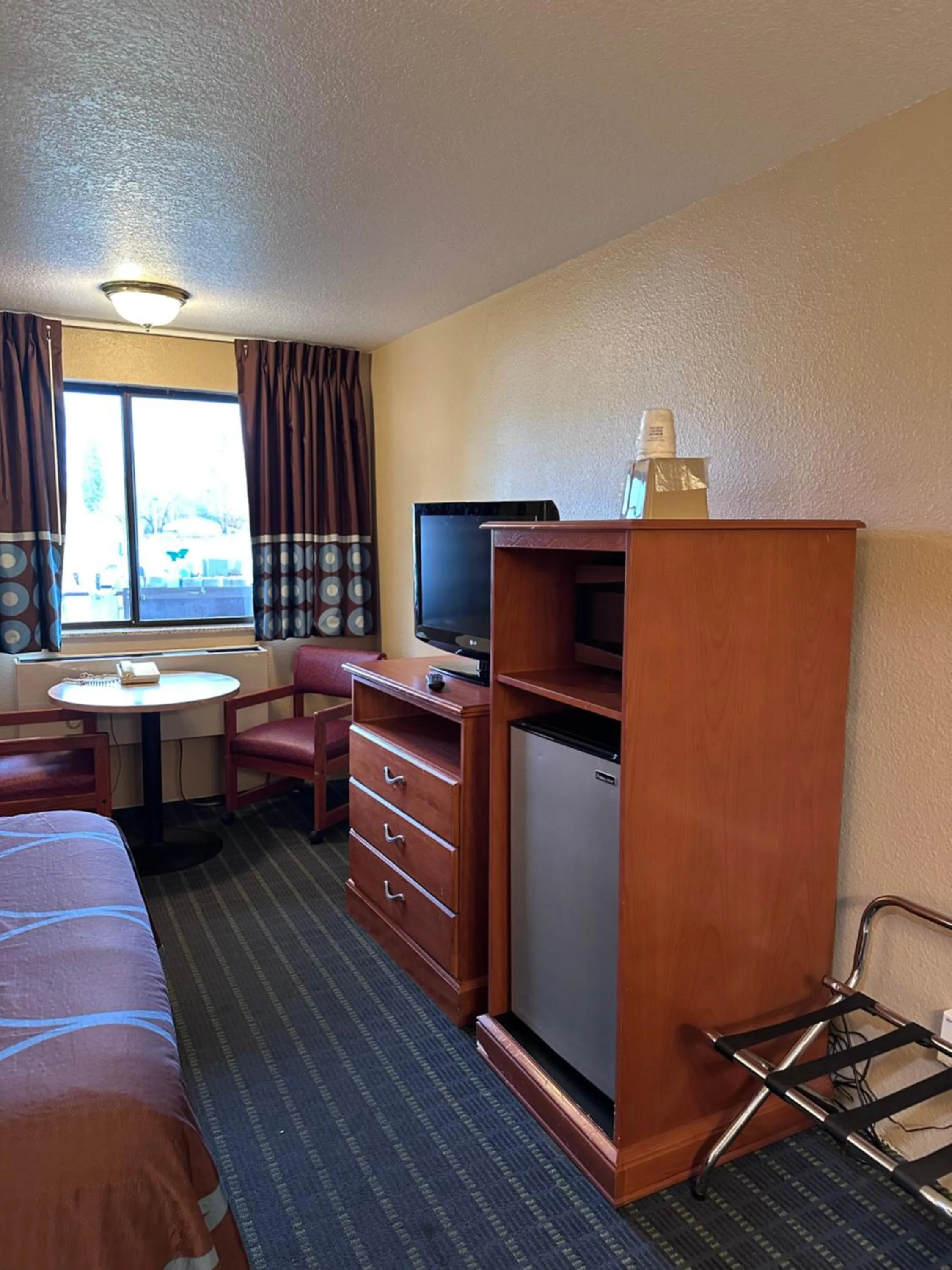 Bedroom, Bed in Super 8 by Wyndham Vancouver East