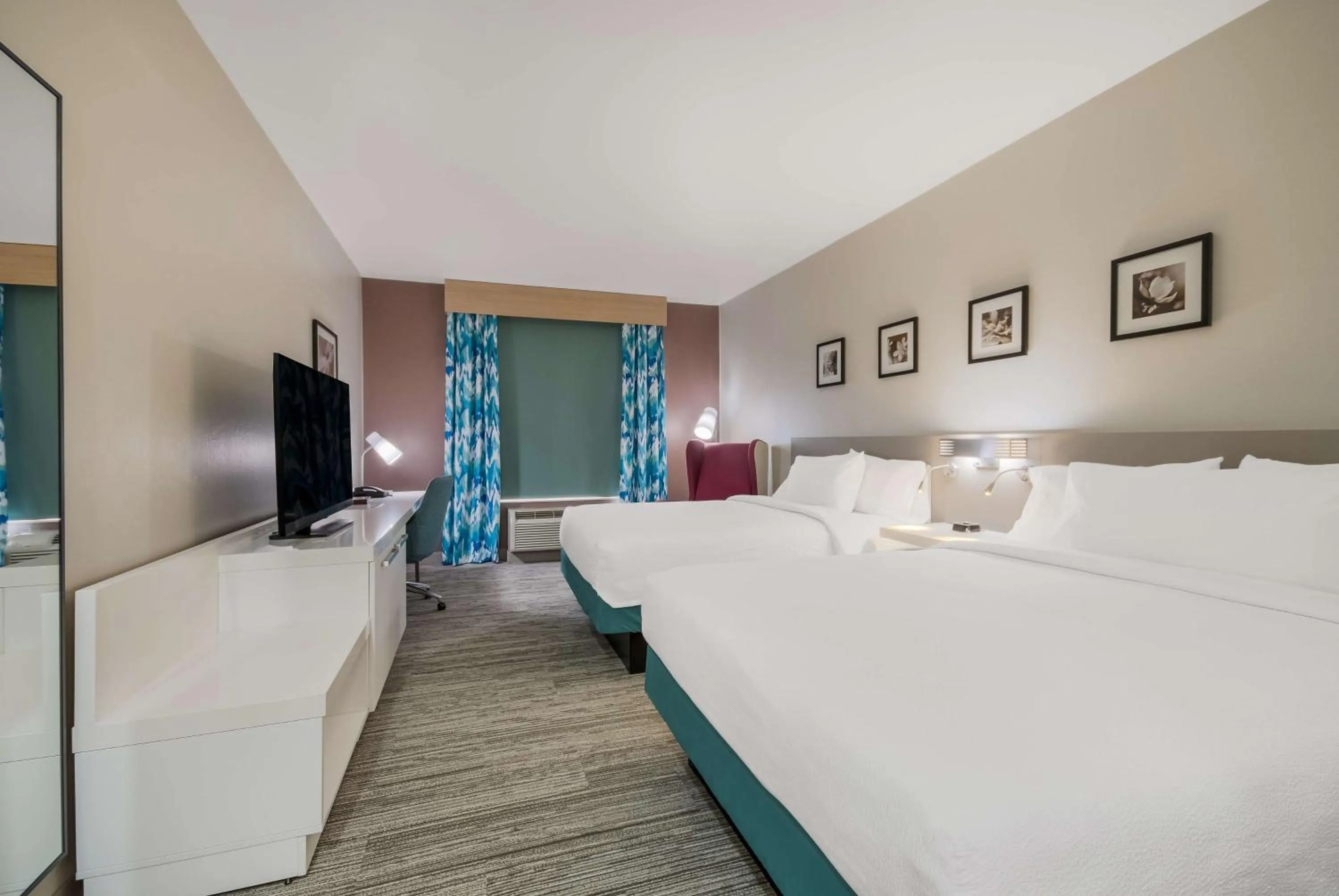 Bed in Hilton Garden Inn Oklahoma City Midtown