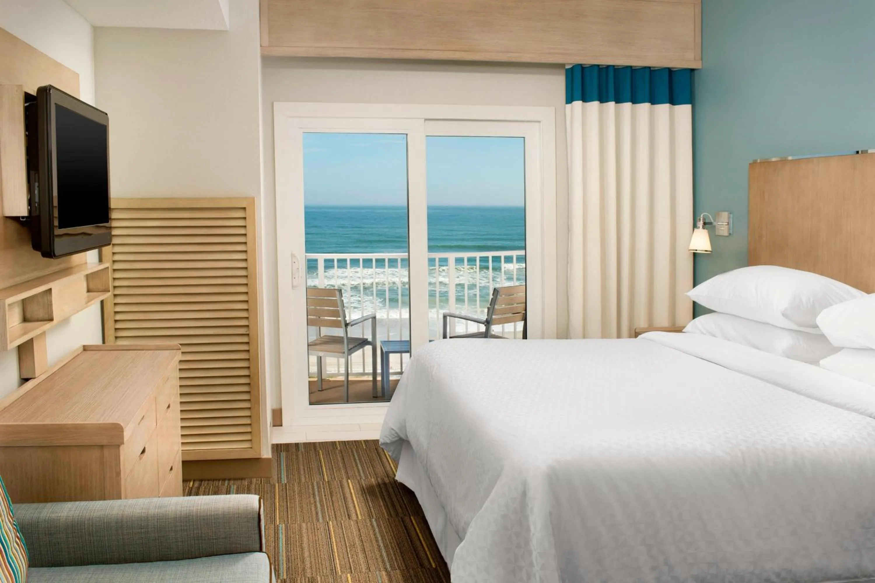 Bedroom, Bed in Four Points by Sheraton Jacksonville Beachfront