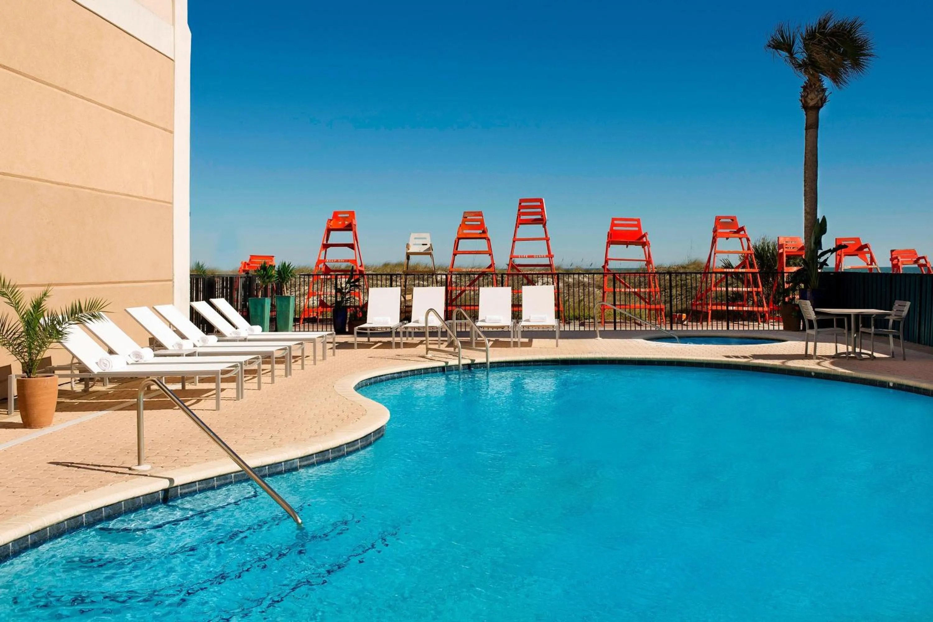 Swimming pool in Four Points by Sheraton Jacksonville Beachfront