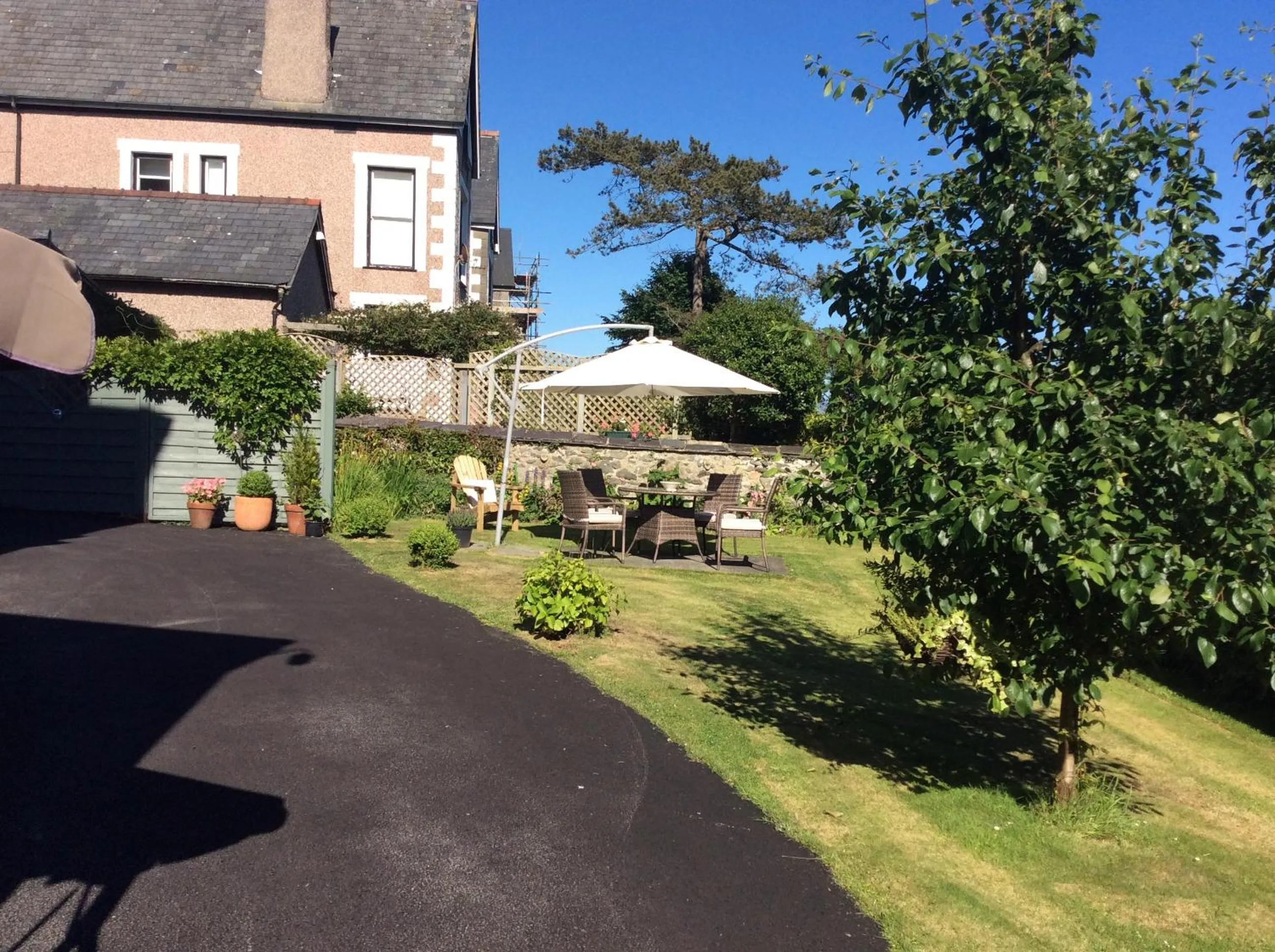 Property building in Bron Aber