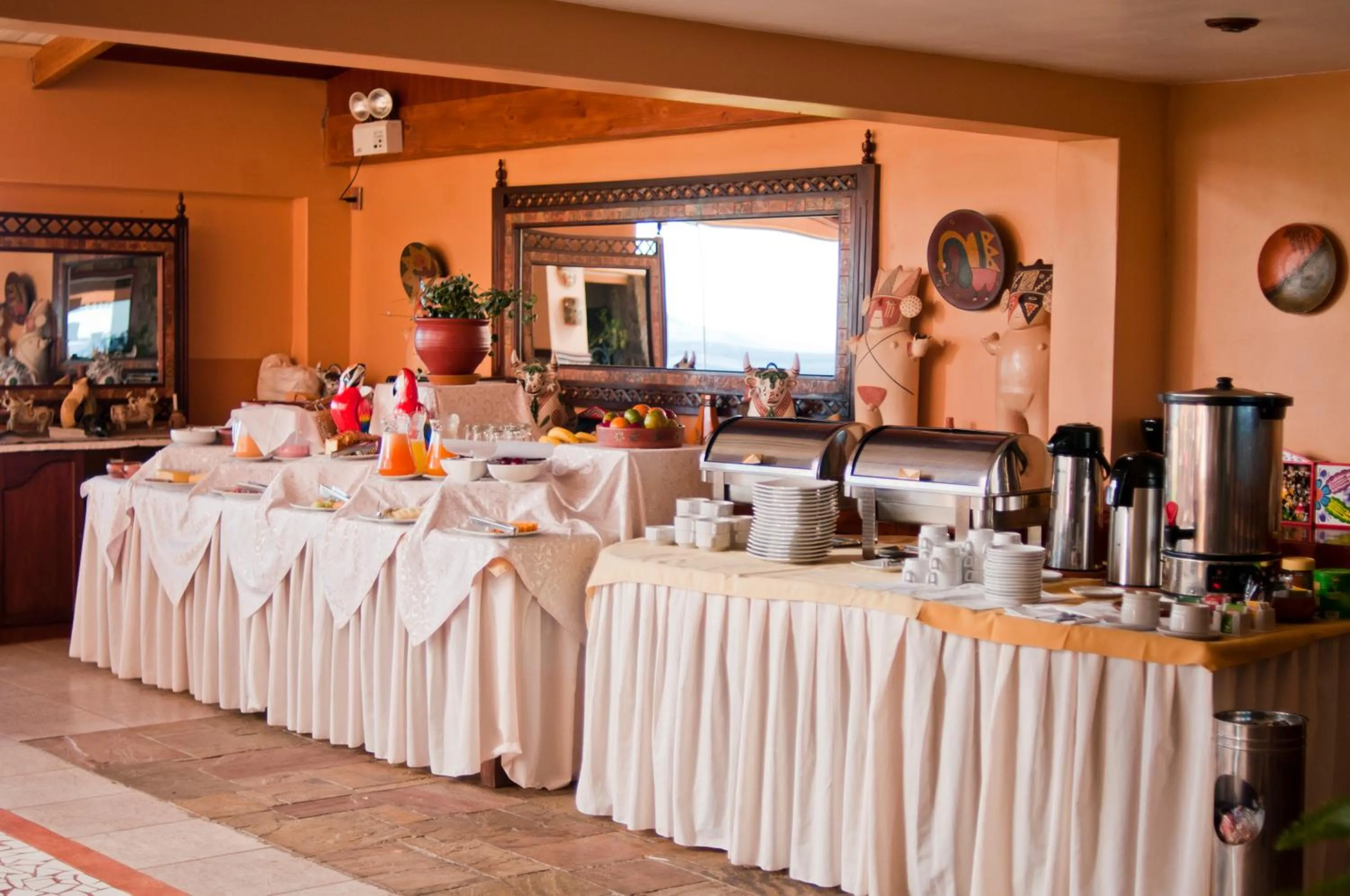 Restaurant/places to eat in Taypikala Lago