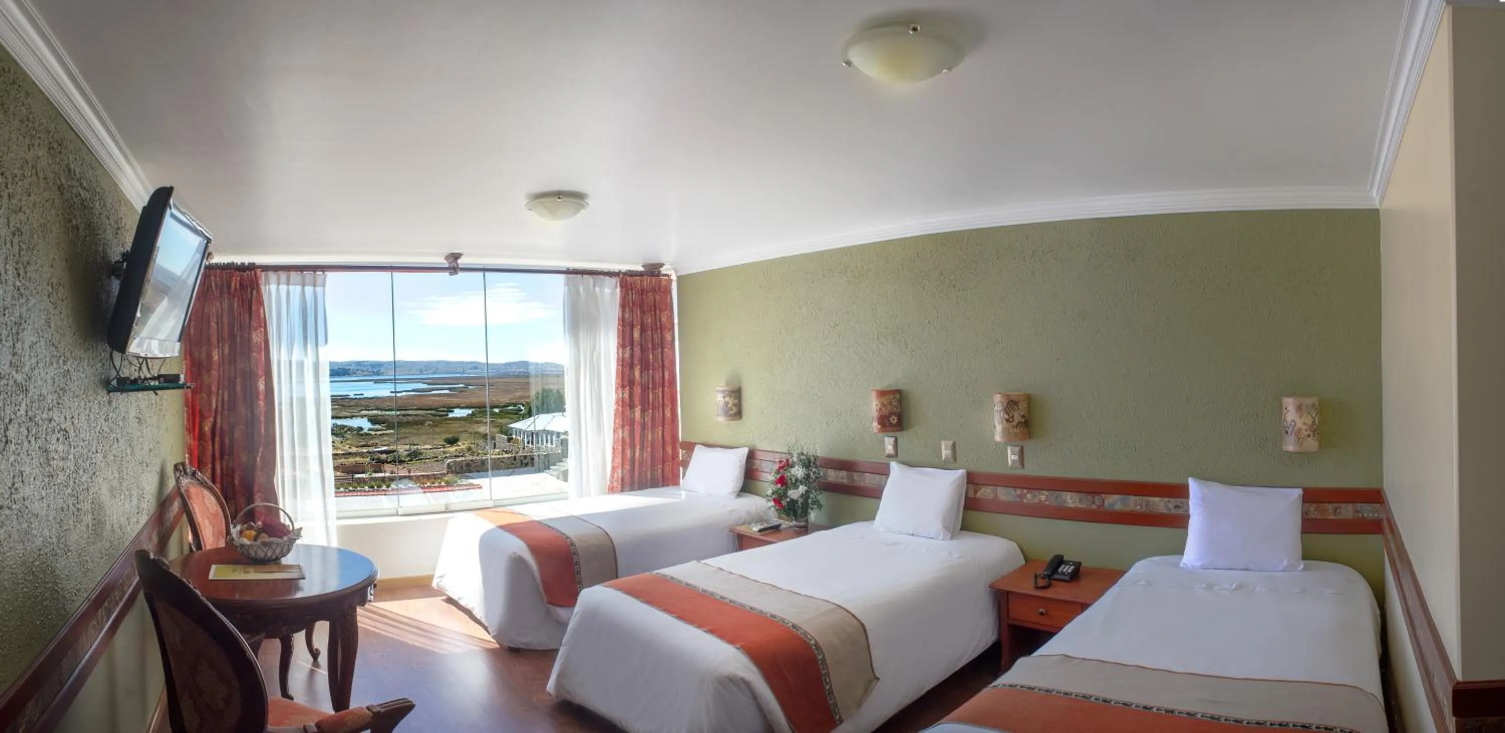 Photo of the whole room, Bed in Taypikala Lago