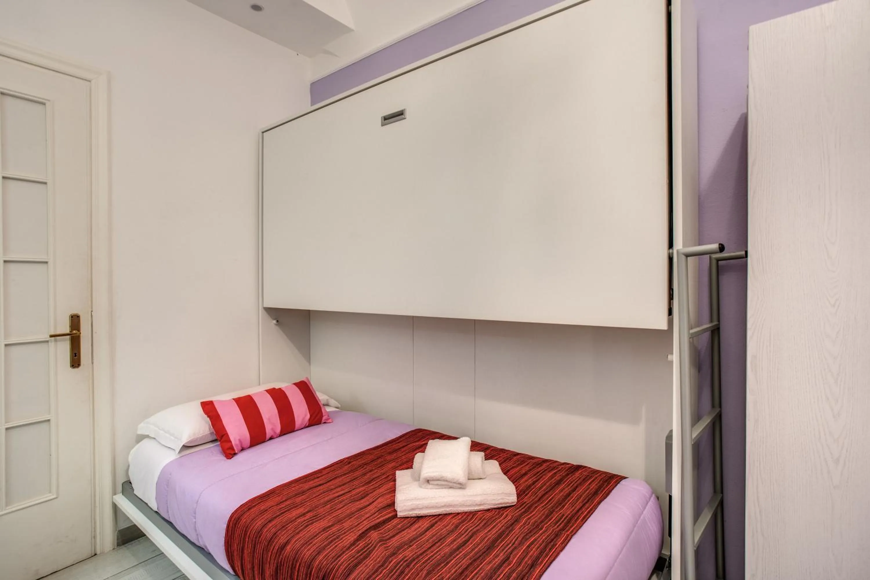 Bed in Royal Vatican