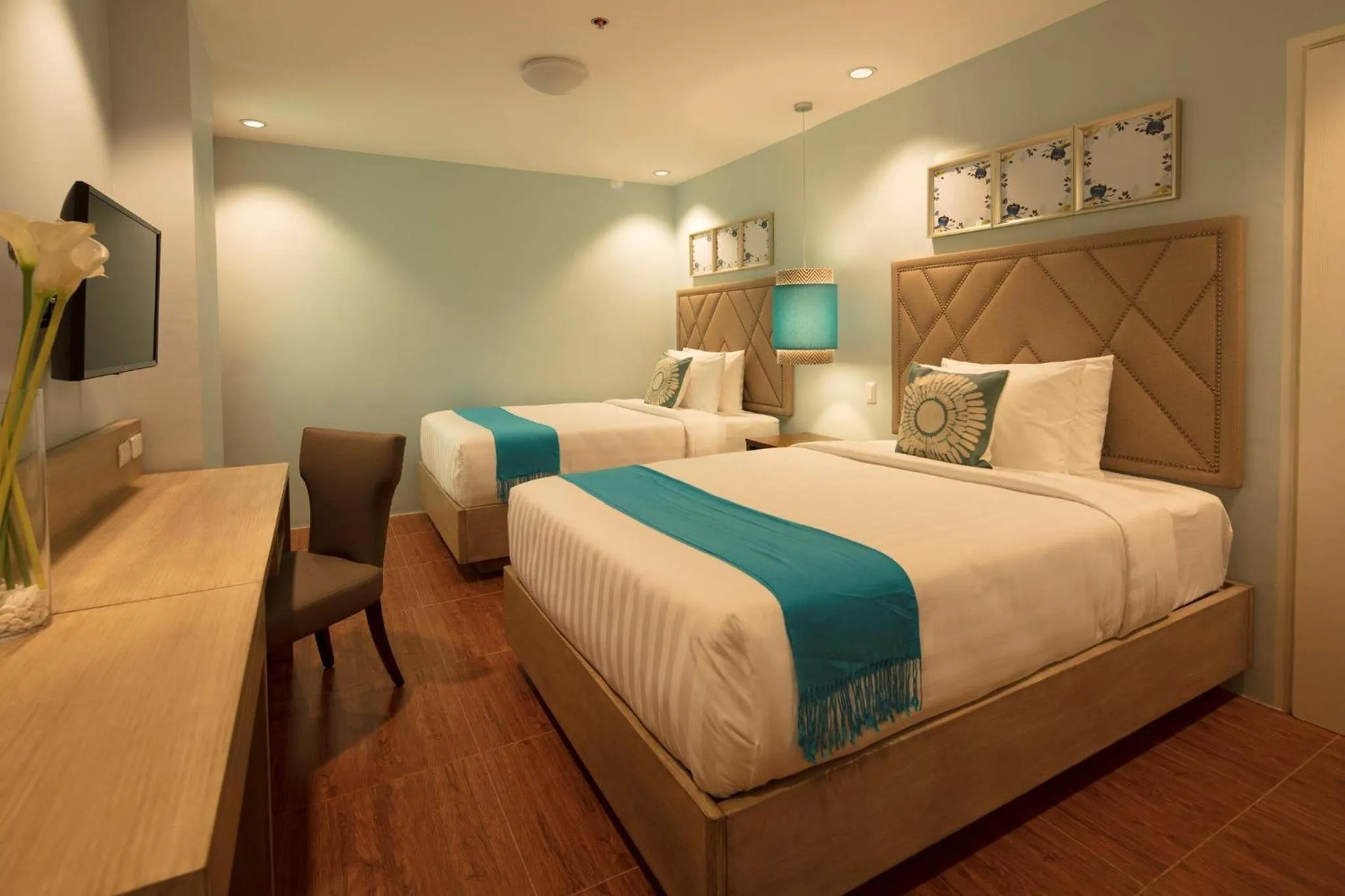 Photo of the whole room, Bed in Dalian Peak Hotel