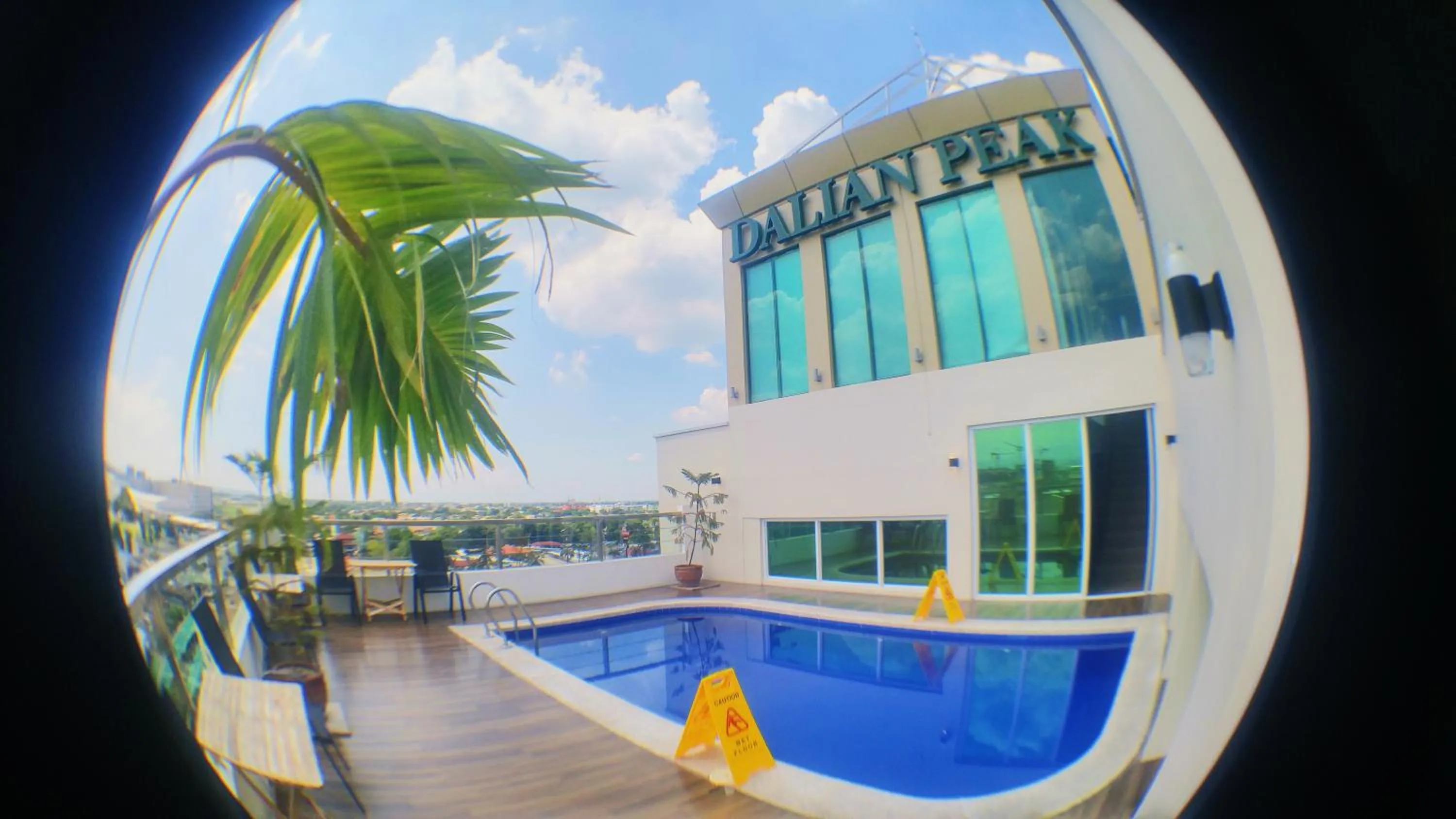 Swimming pool in Dalian Peak Hotel