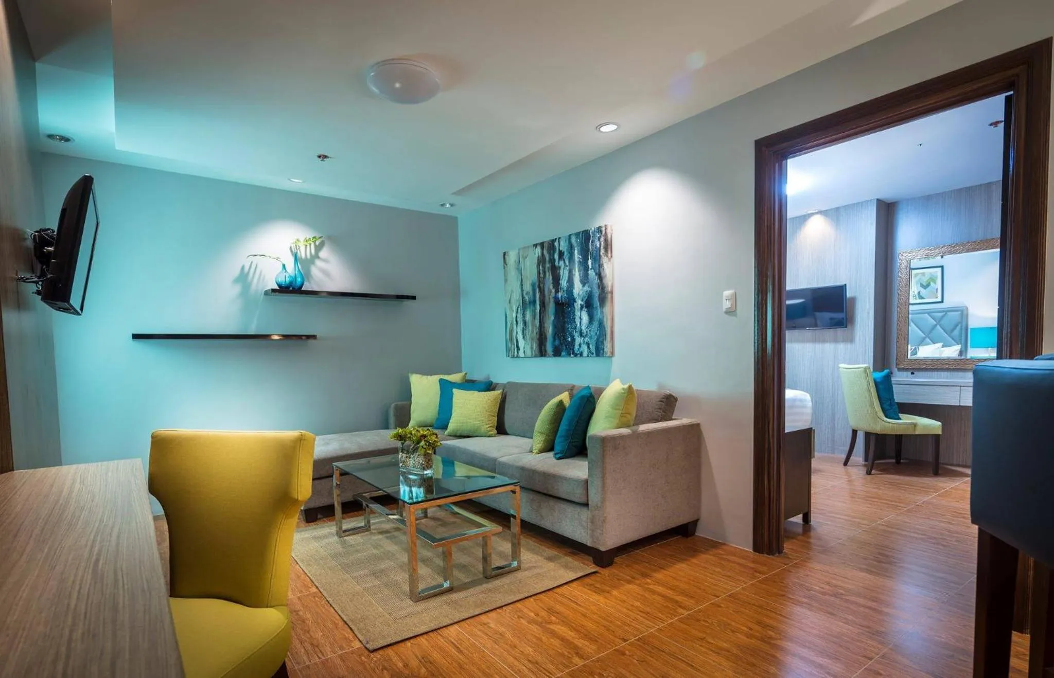 Communal lounge/ TV room in Dalian Peak Hotel