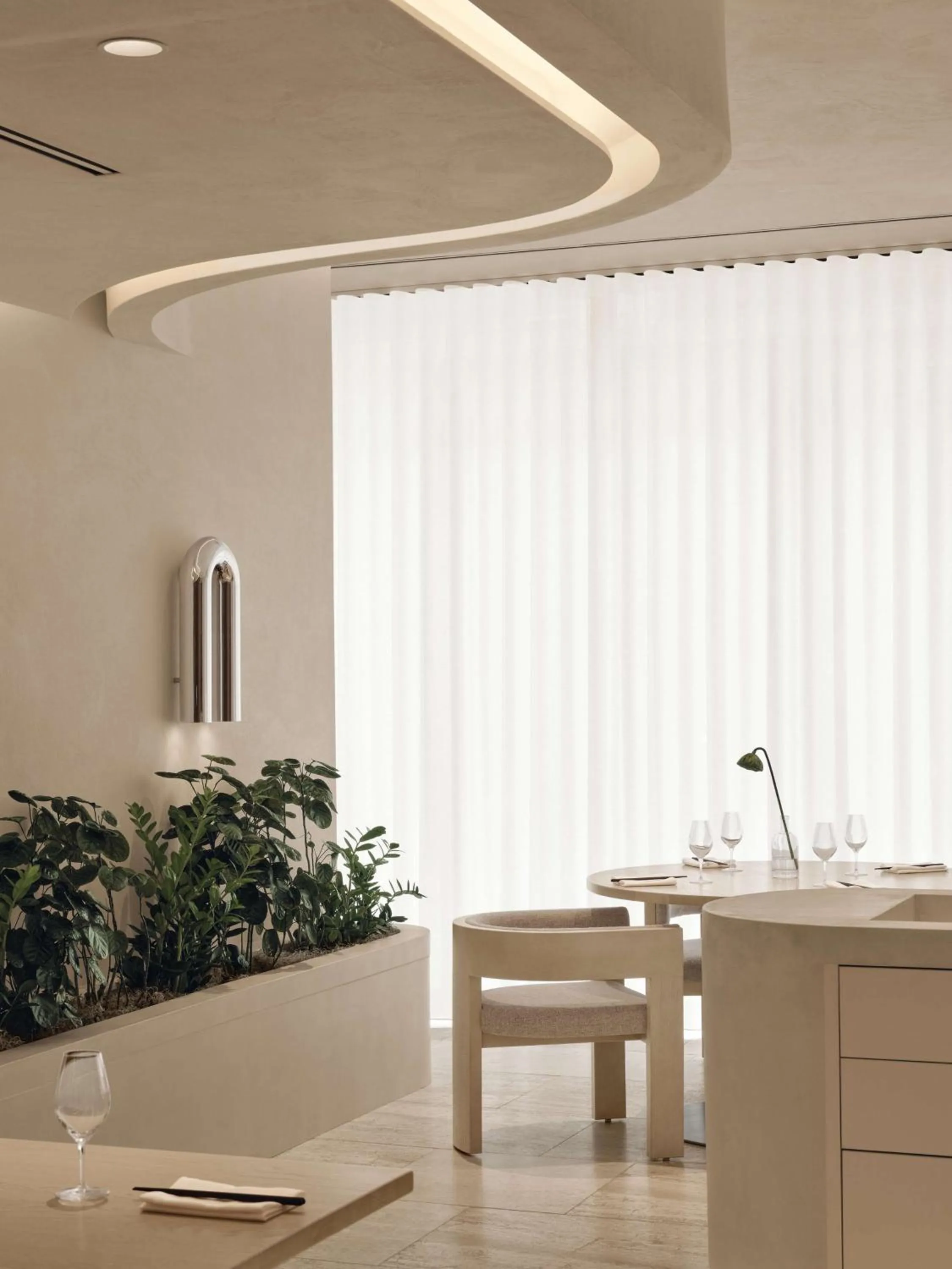 Restaurant/places to eat in Vogue Hotel Montreal Downtown, Curio Collection by Hilton