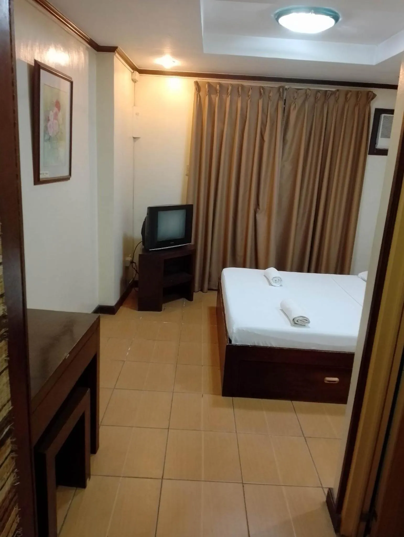 Bedroom, Bed in Darunday Manor