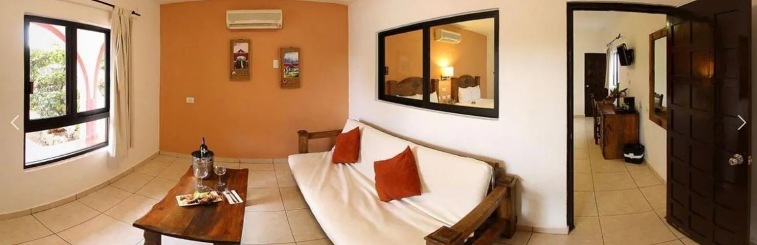 Living room, Bed in Hacienda Inn Aeropuerto