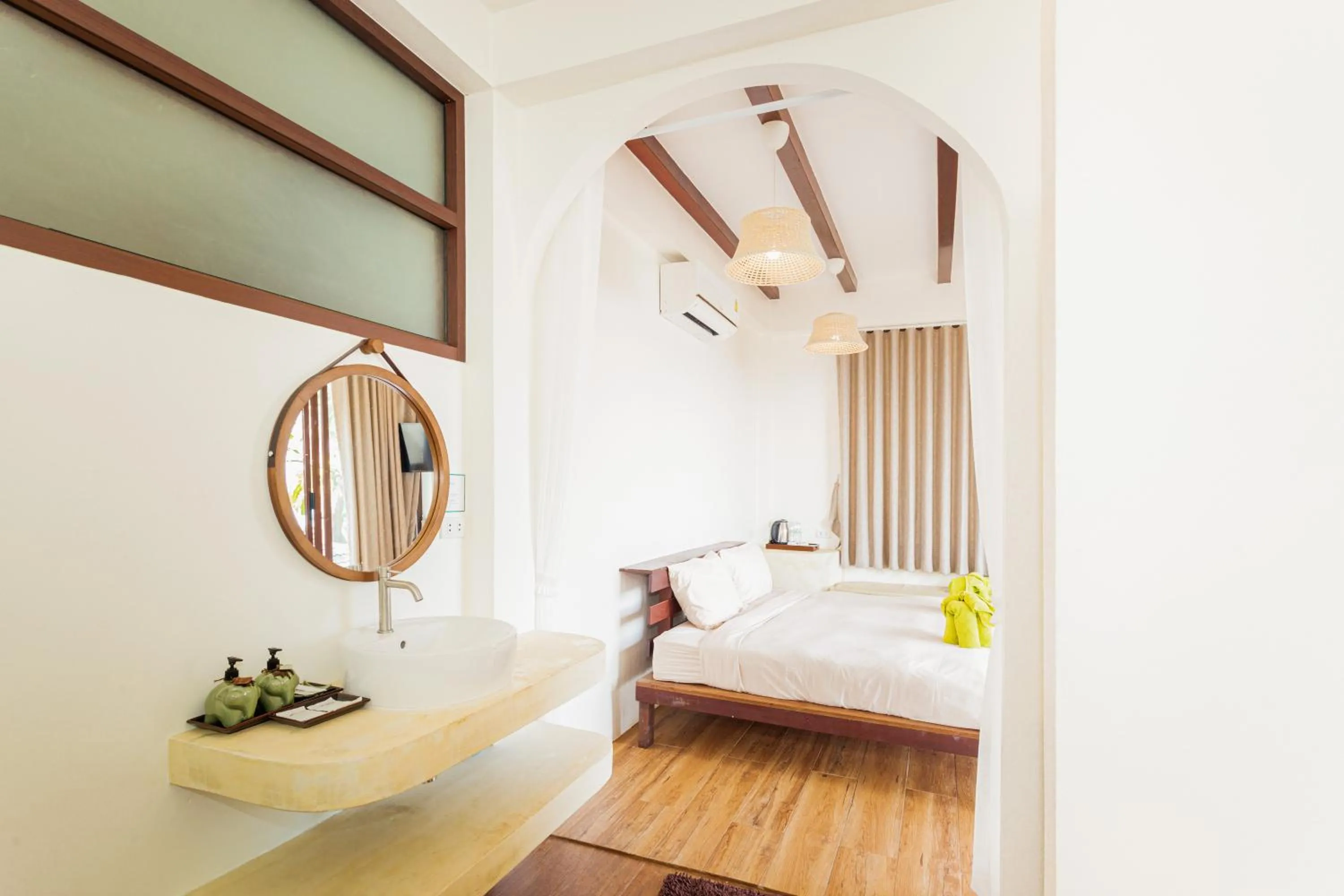 Shower, Bed in Resolution Resort