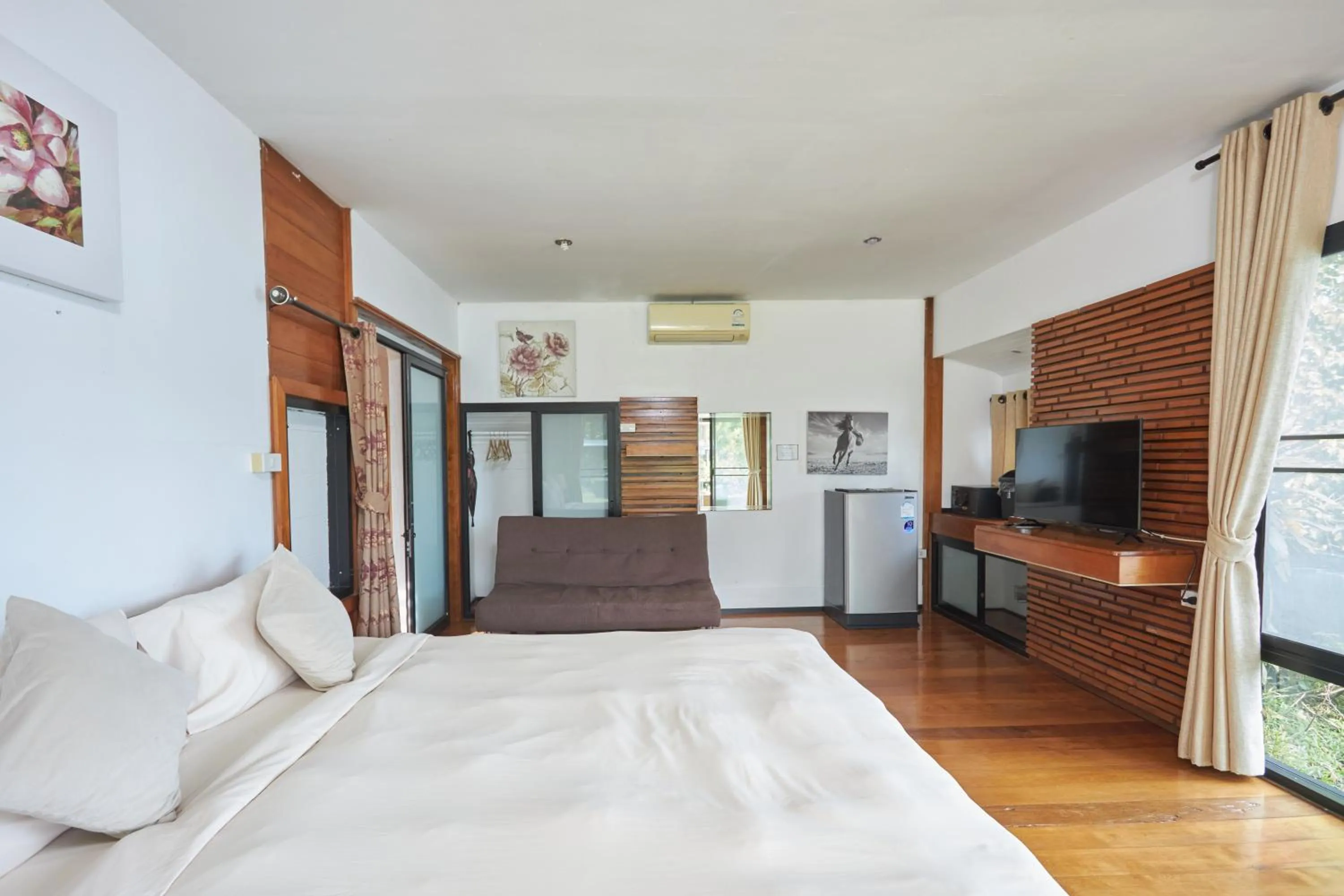 Communal lounge/ TV room, Bed in Resolution Resort