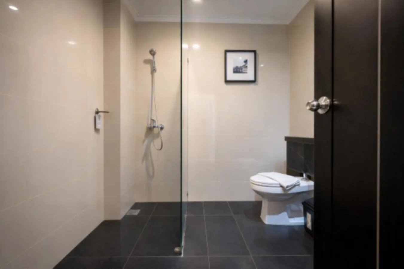 Shower in The Mirah Hotel Bogor