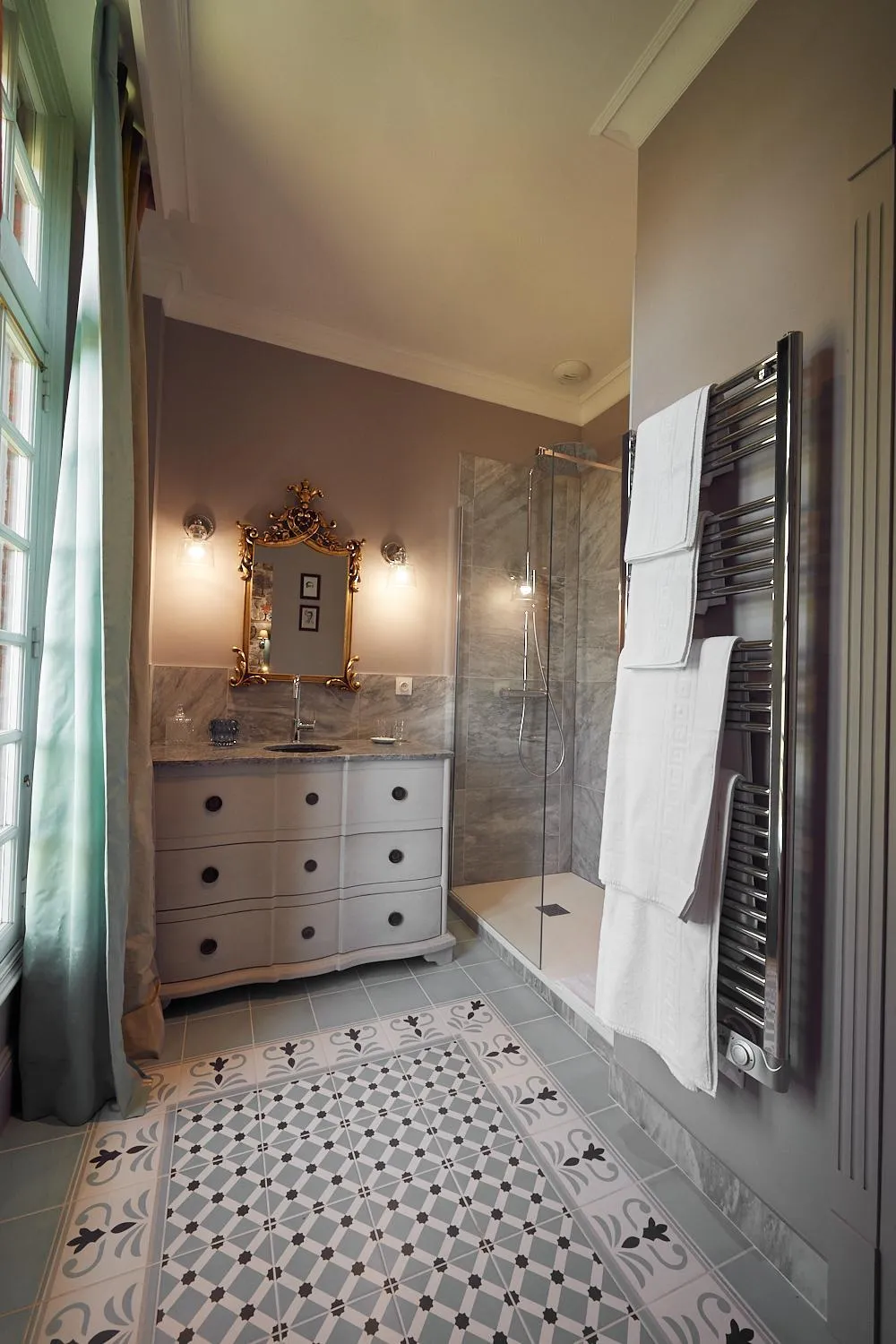 Shower in Castel Bois Marie, Maison d'hôtes