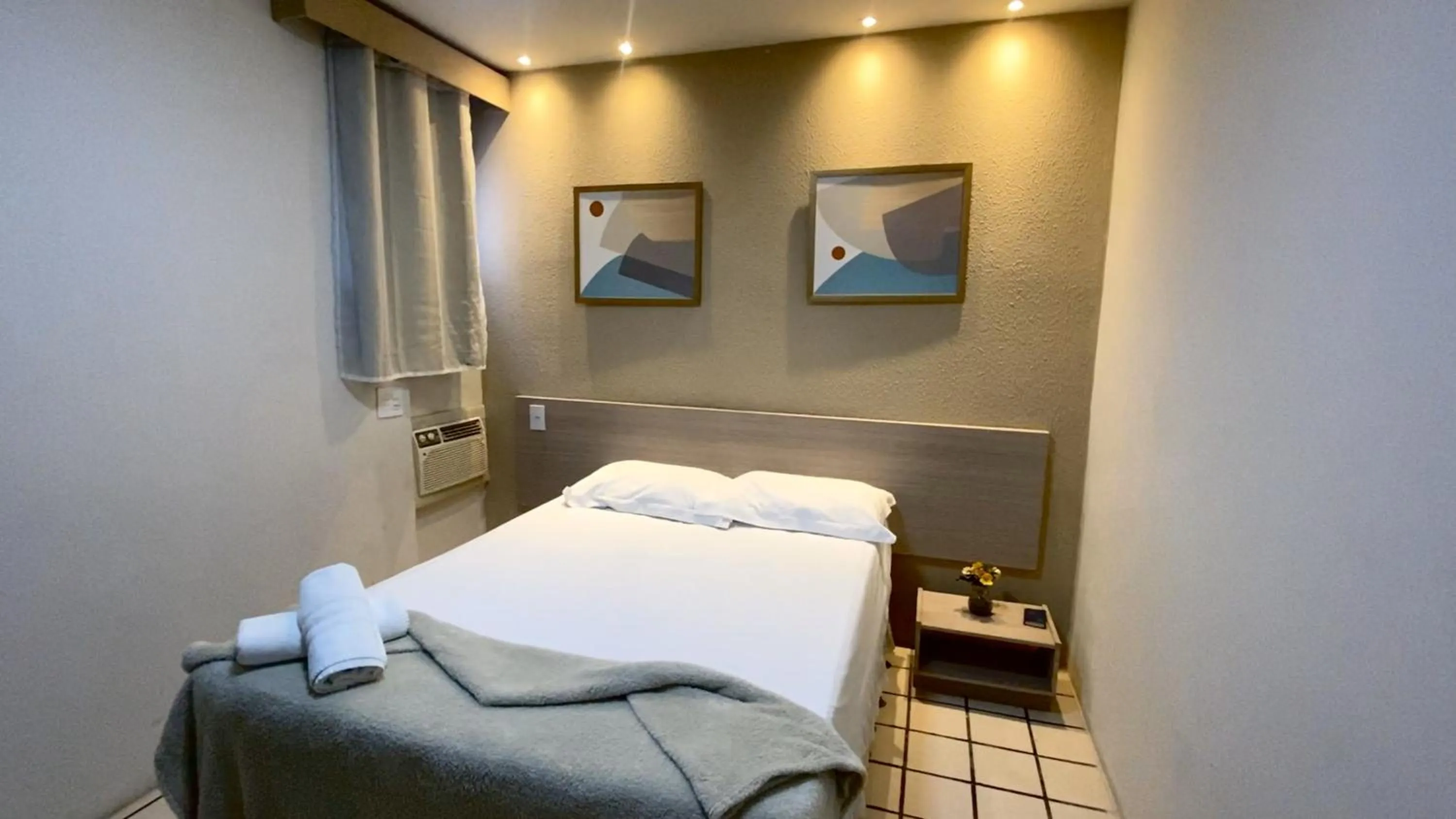 Bed in Center Plaza Hotel