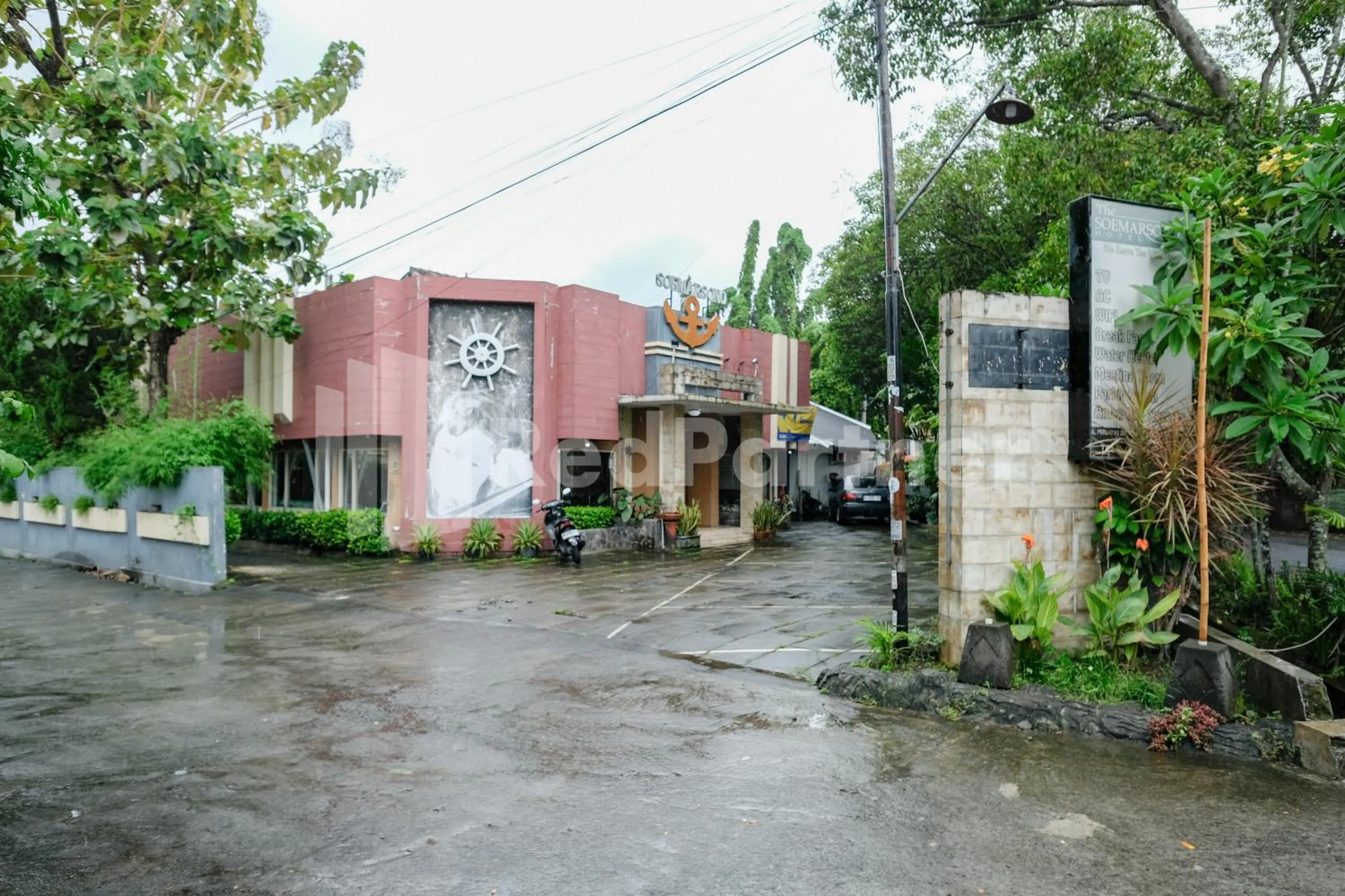 Facade/entrance in The Soemarsono Hotel near Ambarrukmo Plaza Mall RedPartner