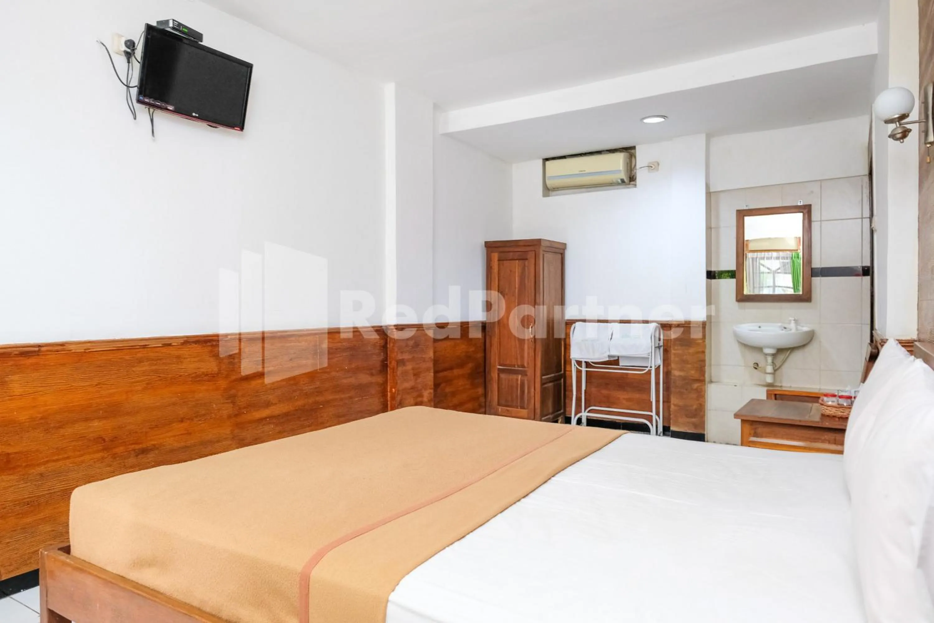 Bedroom, Bed in The Soemarsono Hotel near Ambarrukmo Plaza Mall RedPartner