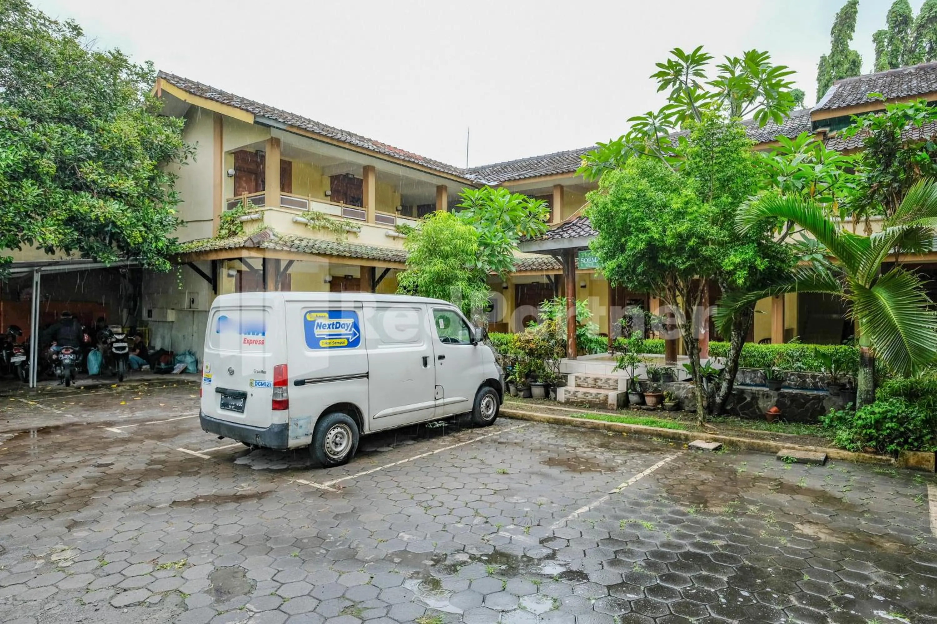 Parking in The Soemarsono Hotel near Ambarrukmo Plaza Mall RedPartner