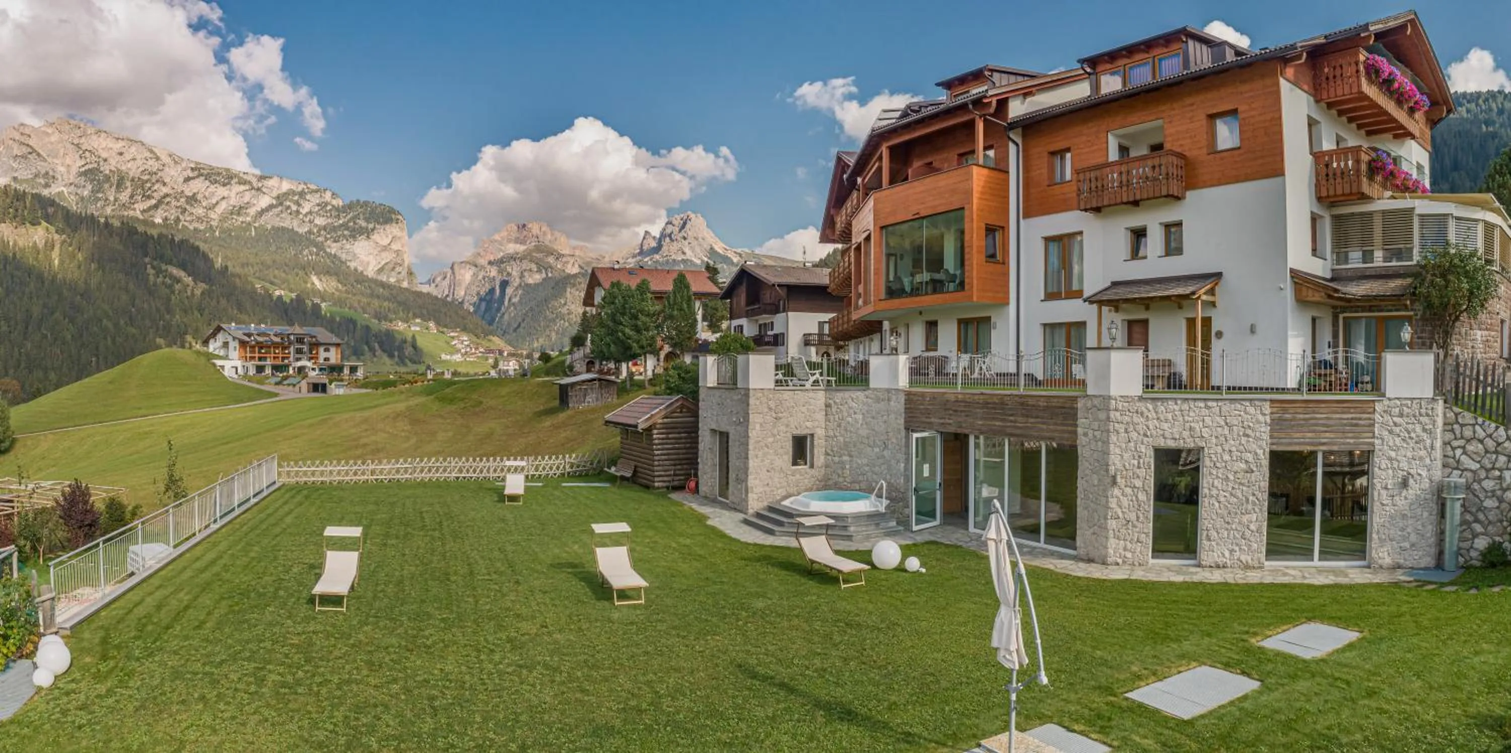 Garden view in Hotel Chalet Dlaces