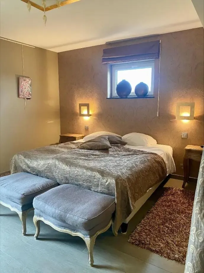 Bed in Hotel L'Ami du Chambertin