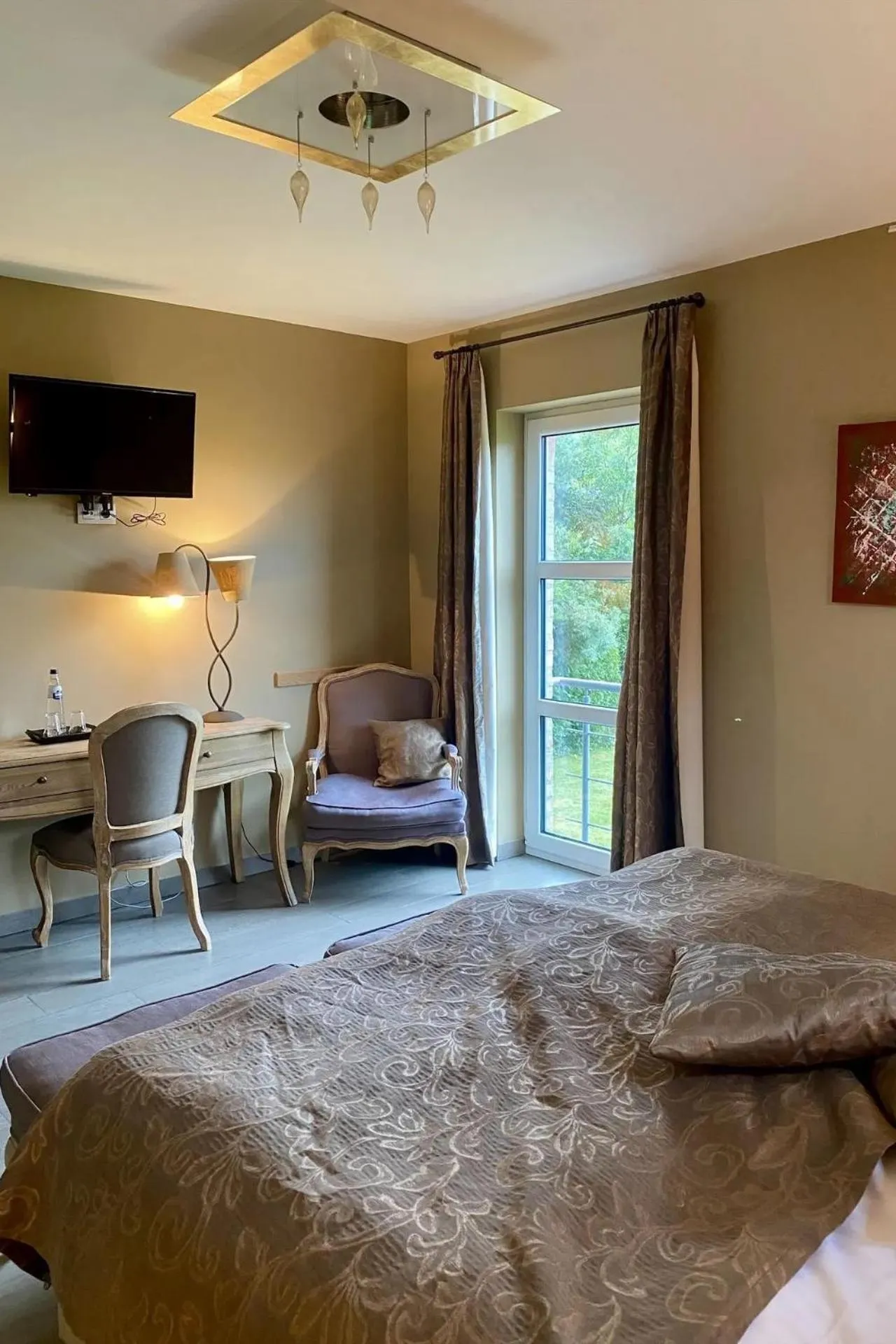 Bed in Hotel L'Ami du Chambertin