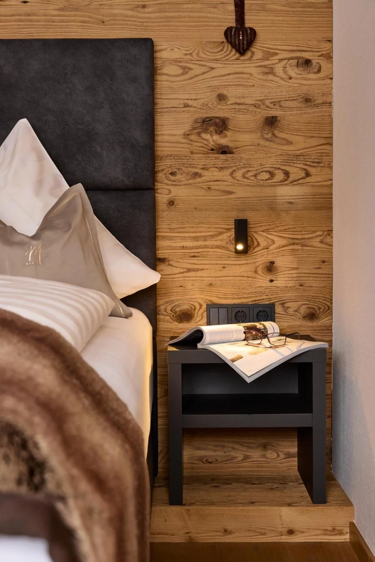 Decorative detail, Bed in Hotel & Chalet Montana