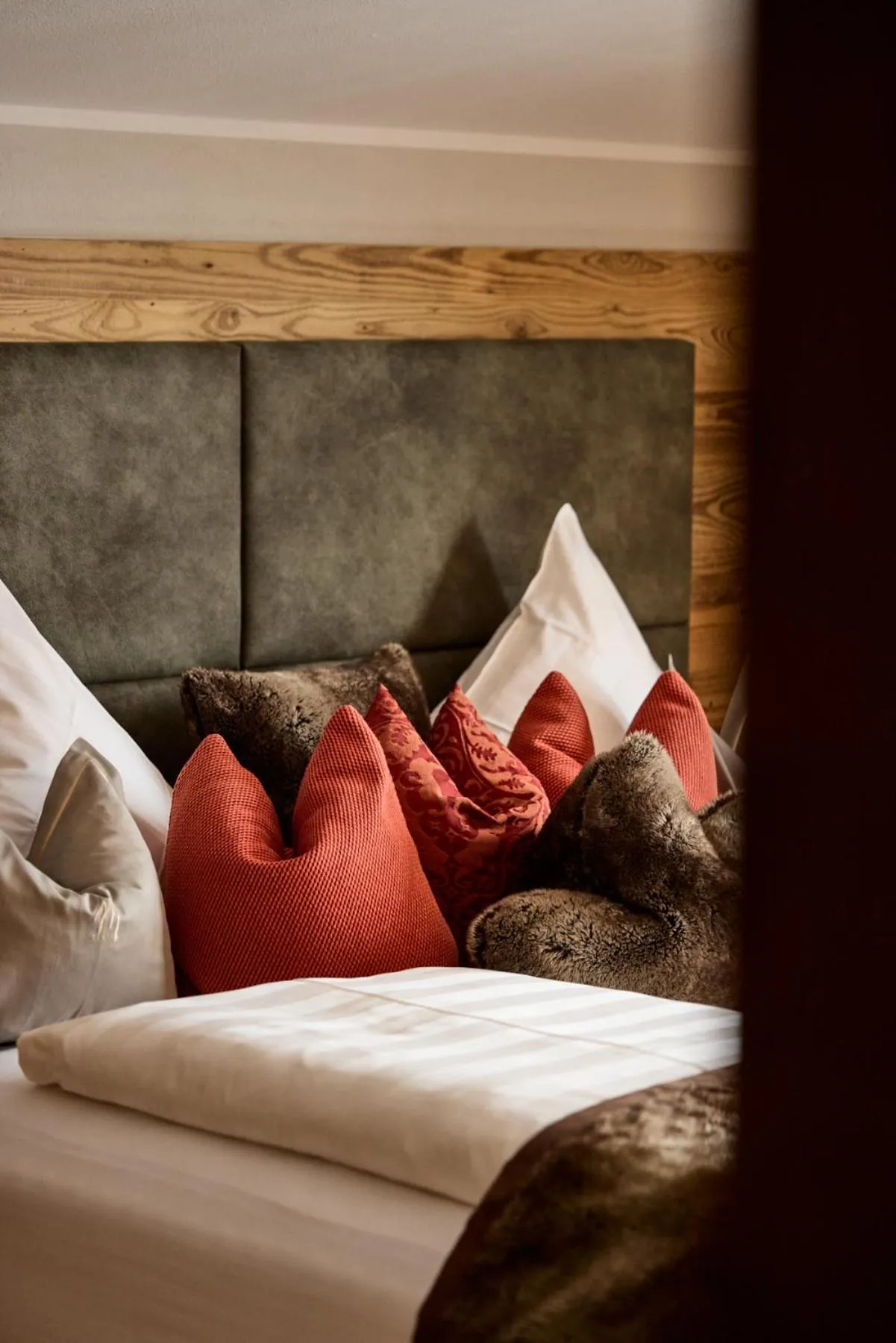 Decorative detail, Bed in Hotel & Chalet Montana