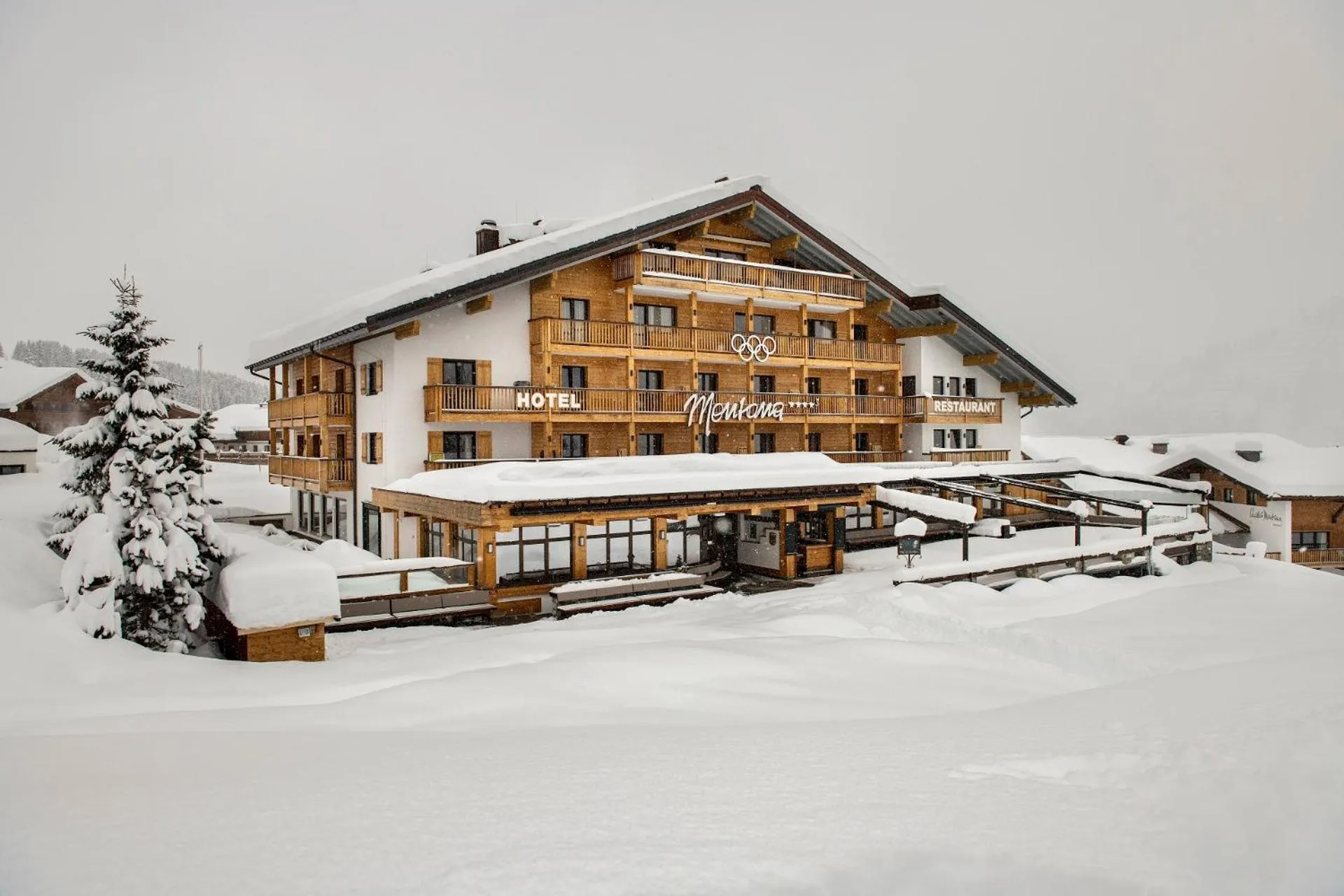Property building in Hotel & Chalet Montana