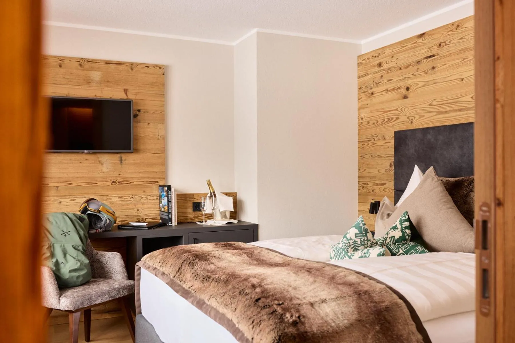 Photo of the whole room, Bed in Hotel & Chalet Montana