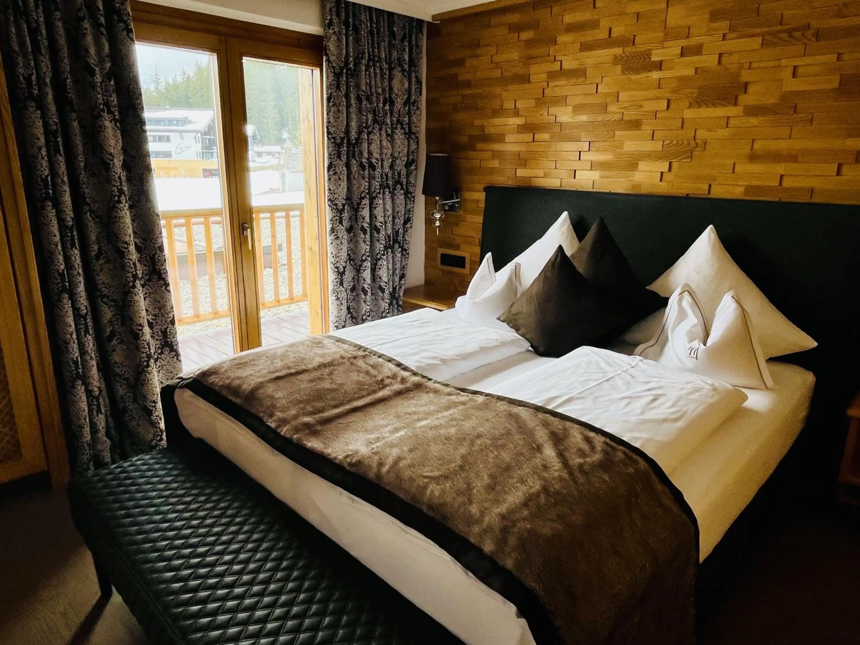 Photo of the whole room, Bed in Hotel & Chalet Montana