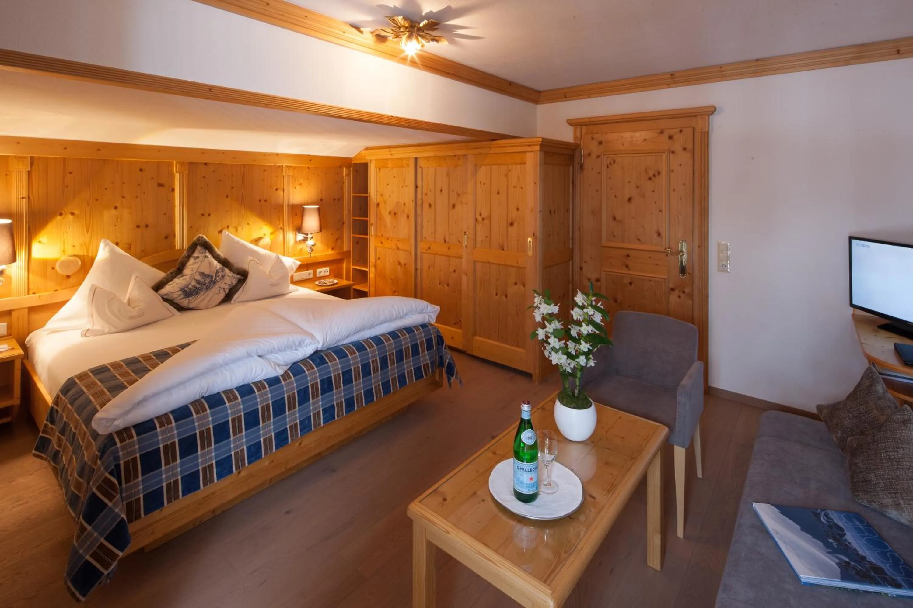 Photo of the whole room, Bed in Hotel & Chalet Montana