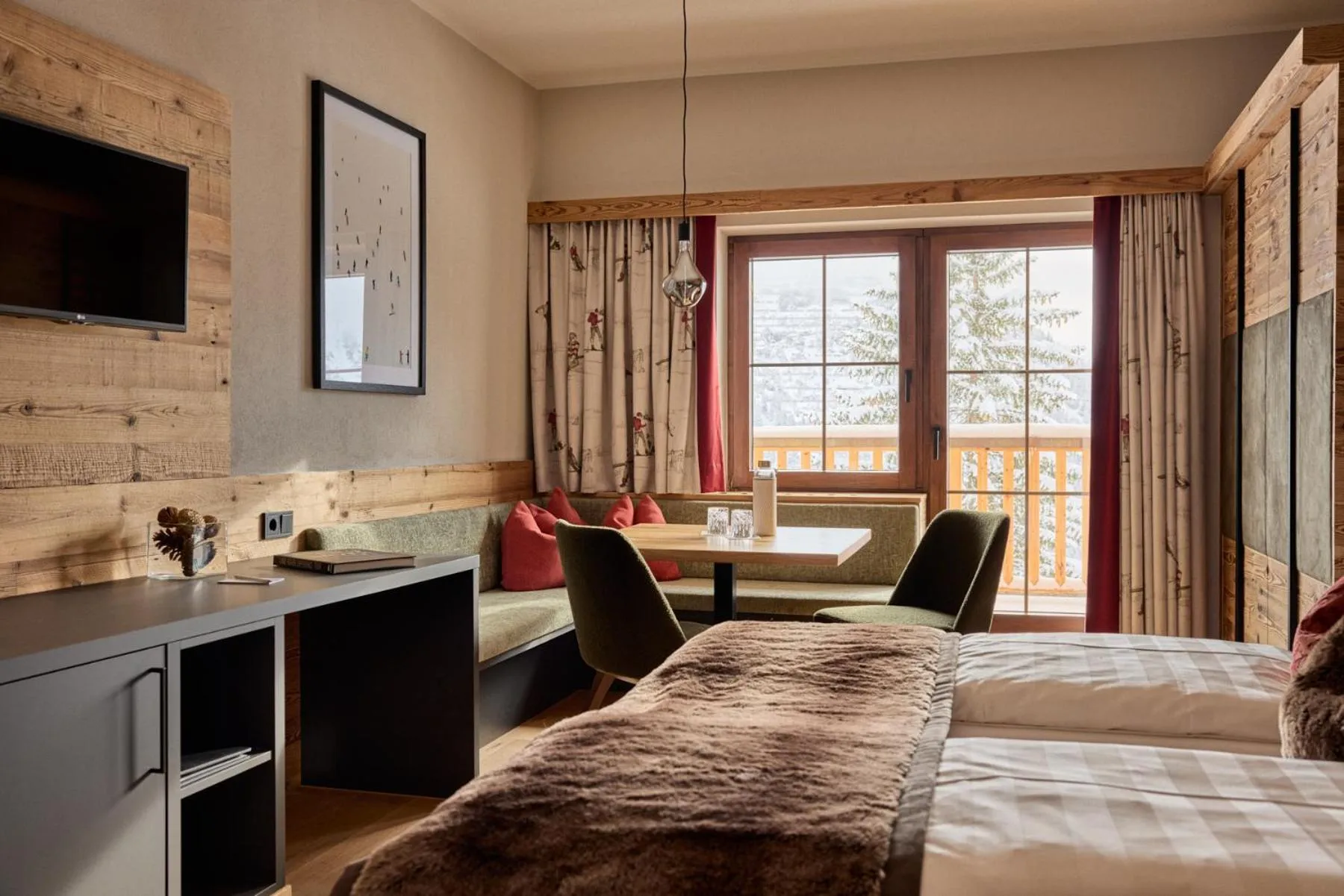 Living room, Bed in Hotel & Chalet Montana